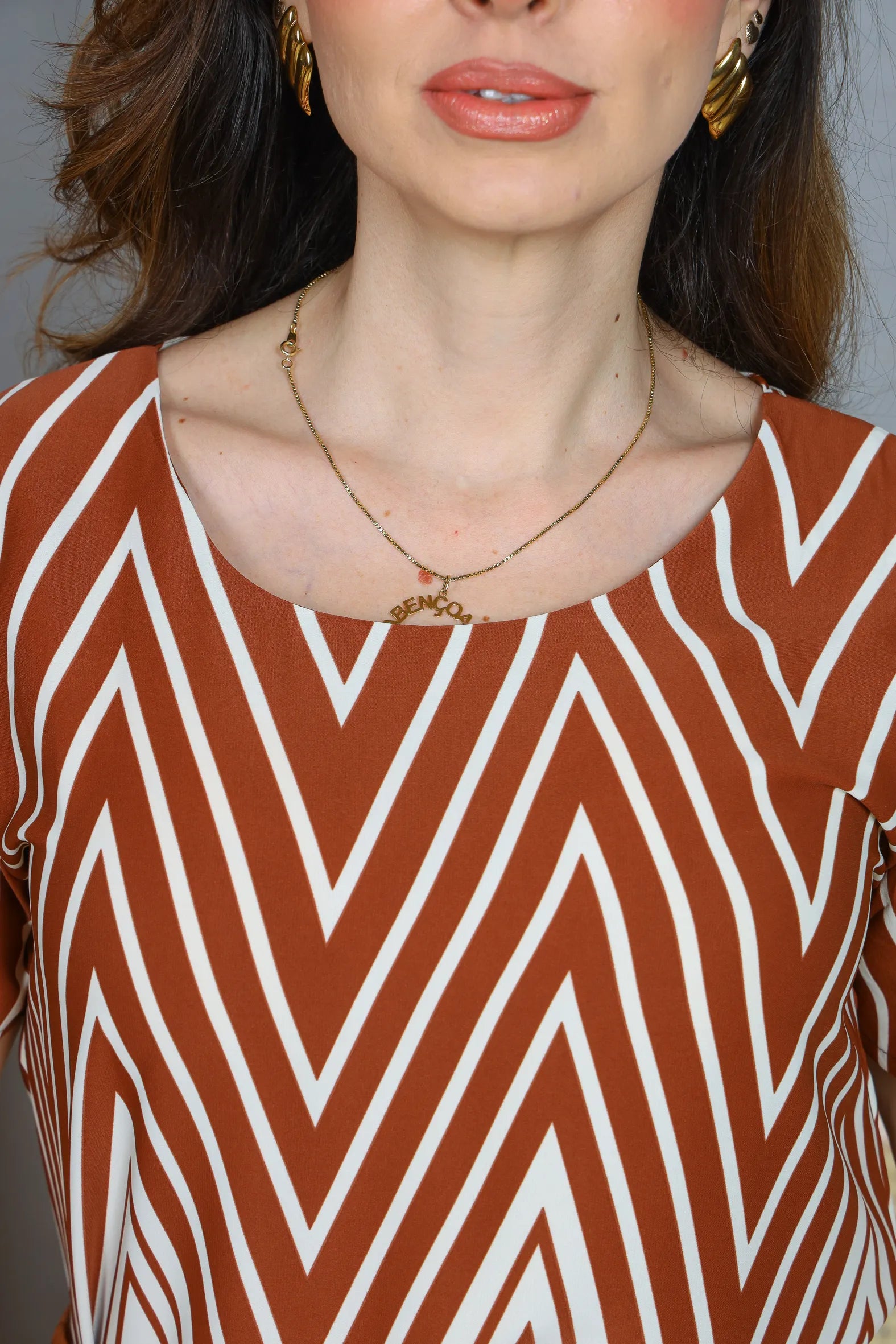 Blusa Manga Curta Crepe Classic Estampa Chevron Claudia Marrom