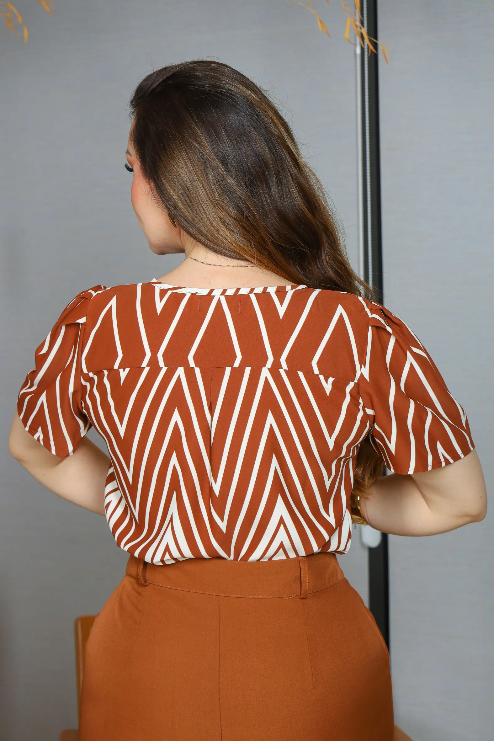 Blusa Manga Curta Crepe Classic Estampa Chevron Claudia Marrom