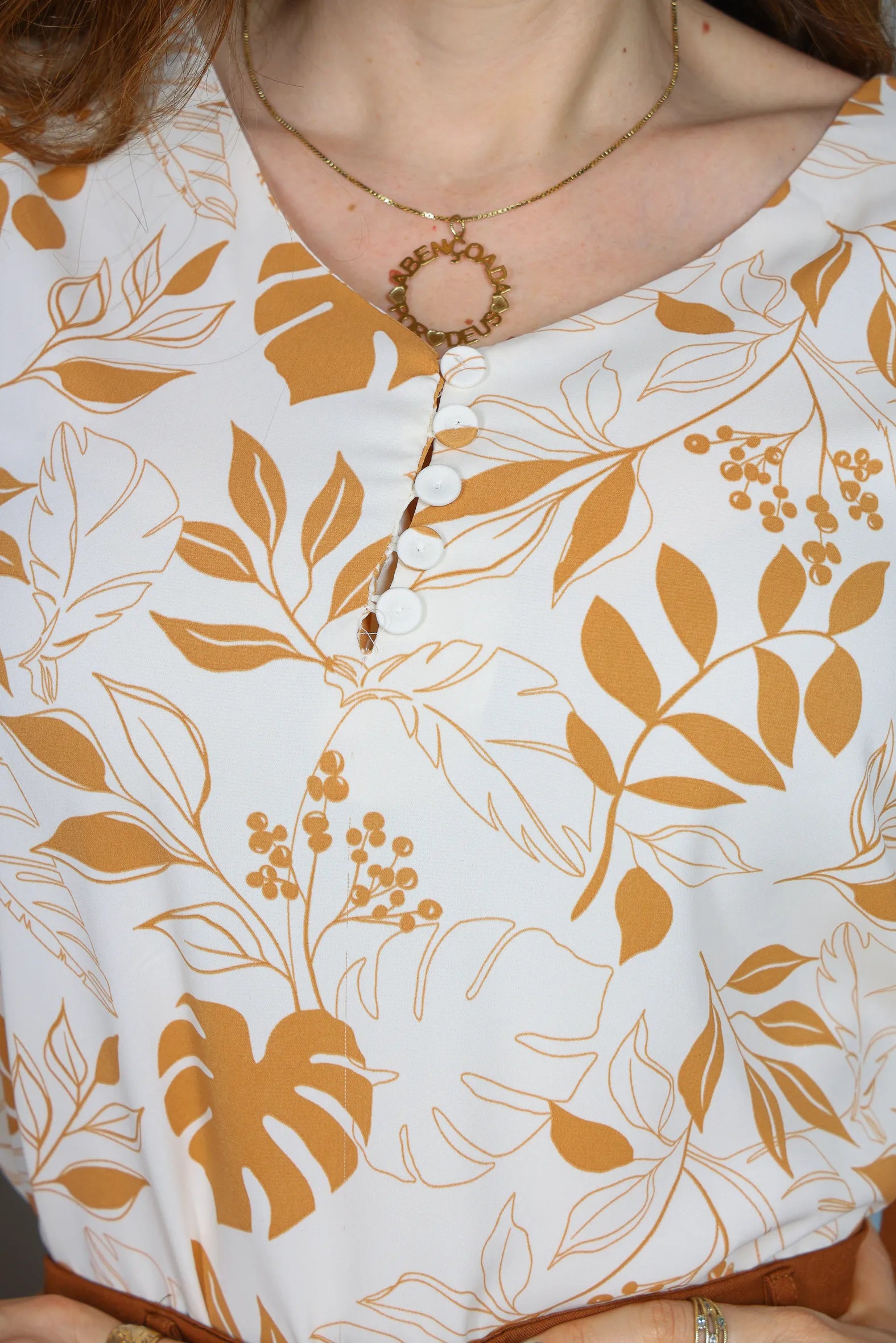 Blusa Manga Curta Decote em "V" Crepe Classic Cibele Estampada Marrom