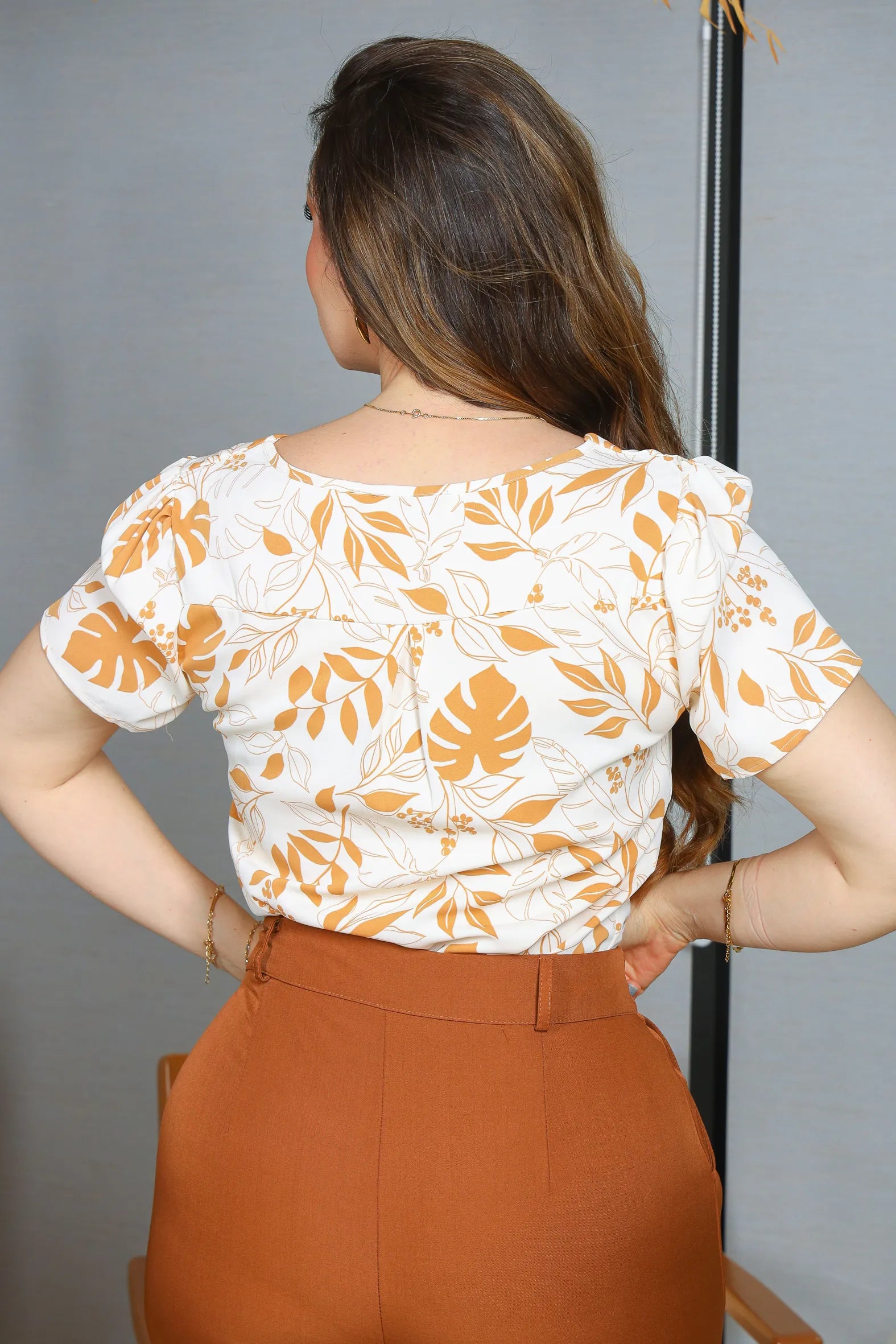 Blusa Manga Curta Decote em "V" Crepe Classic Cibele Estampada Marrom