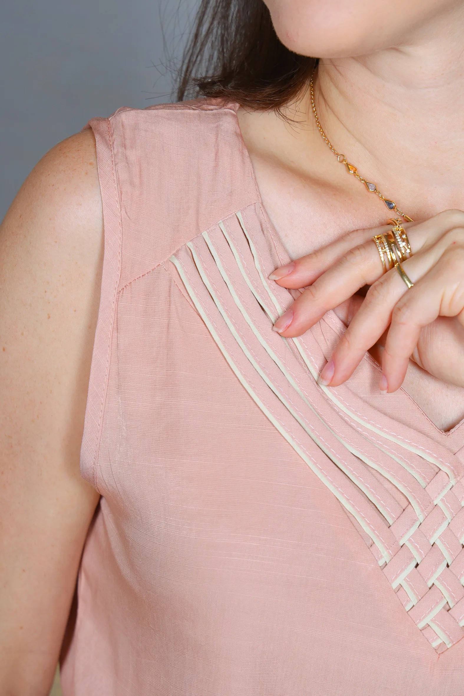 Blusa Regata em Poli Visco Detalhe Decote "V" Helena Rosa