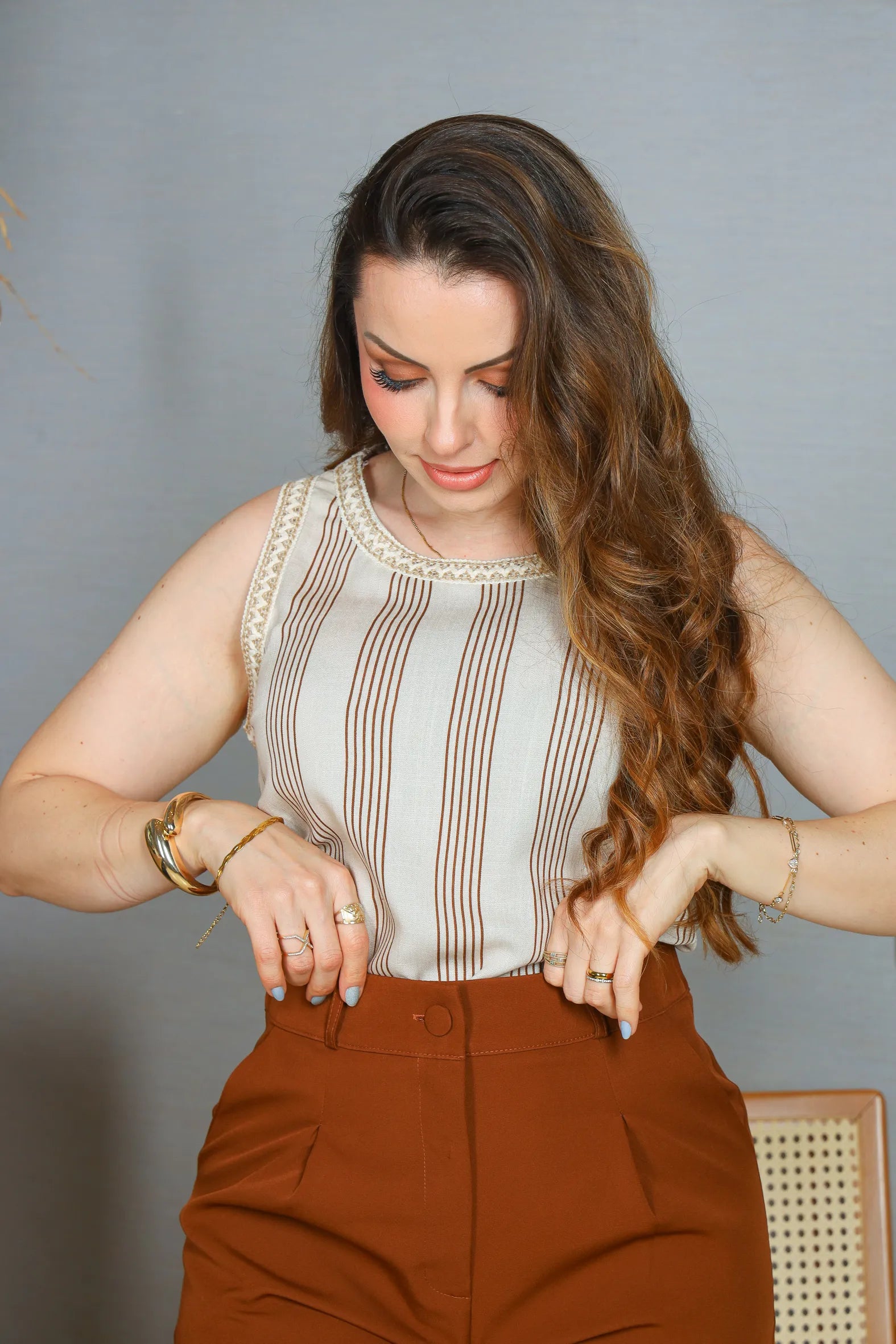 Blusa Regata Visco Linho Detalhe Bordado Mônica Estampada Marrom