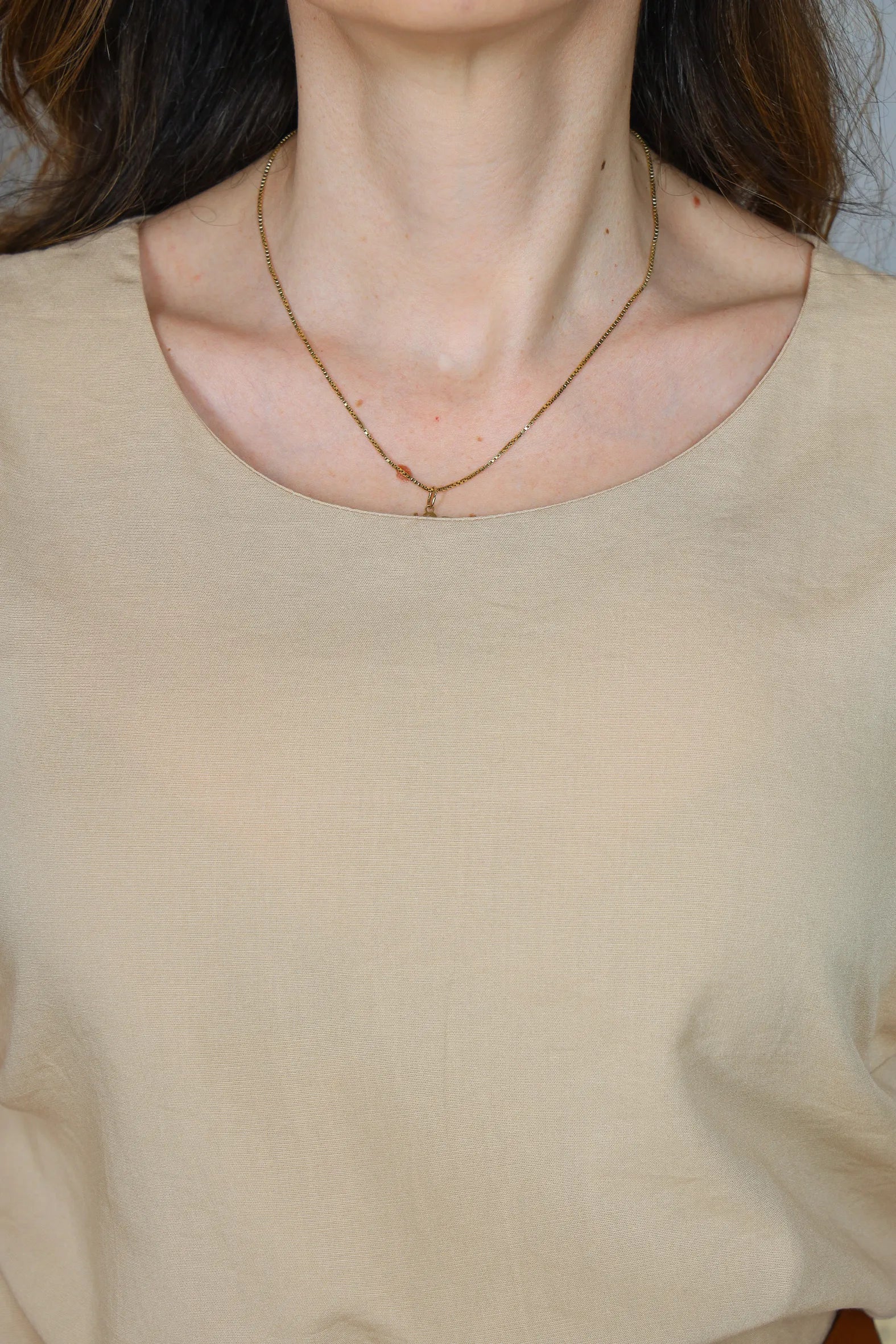 Blusa Regata Muscle Tee em Cotton Mix Detalhe Cava Dobrada Diana Bege