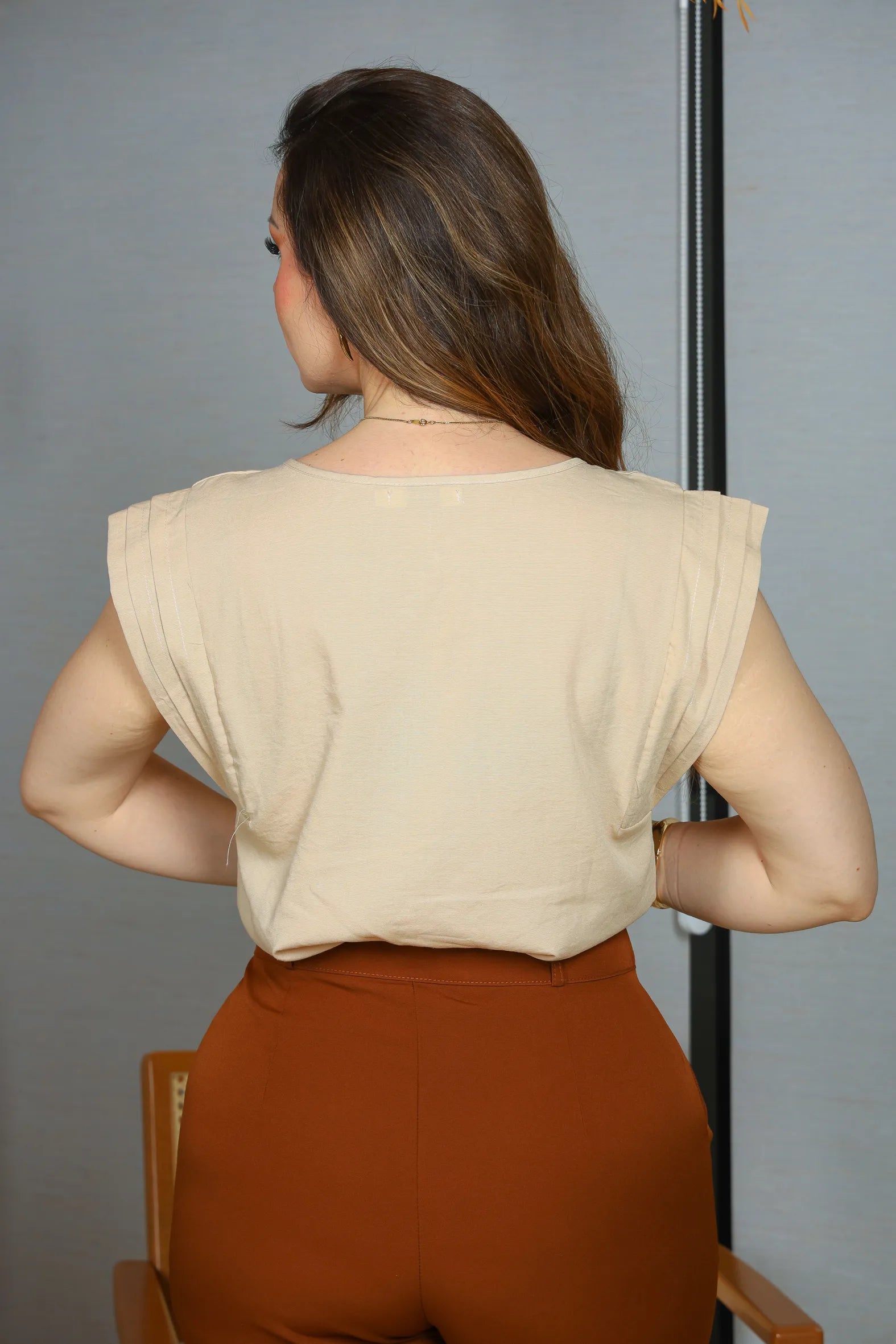 Blusa Regata Muscle Tee em Cotton Mix Detalhe Cava Dobrada Diana Bege