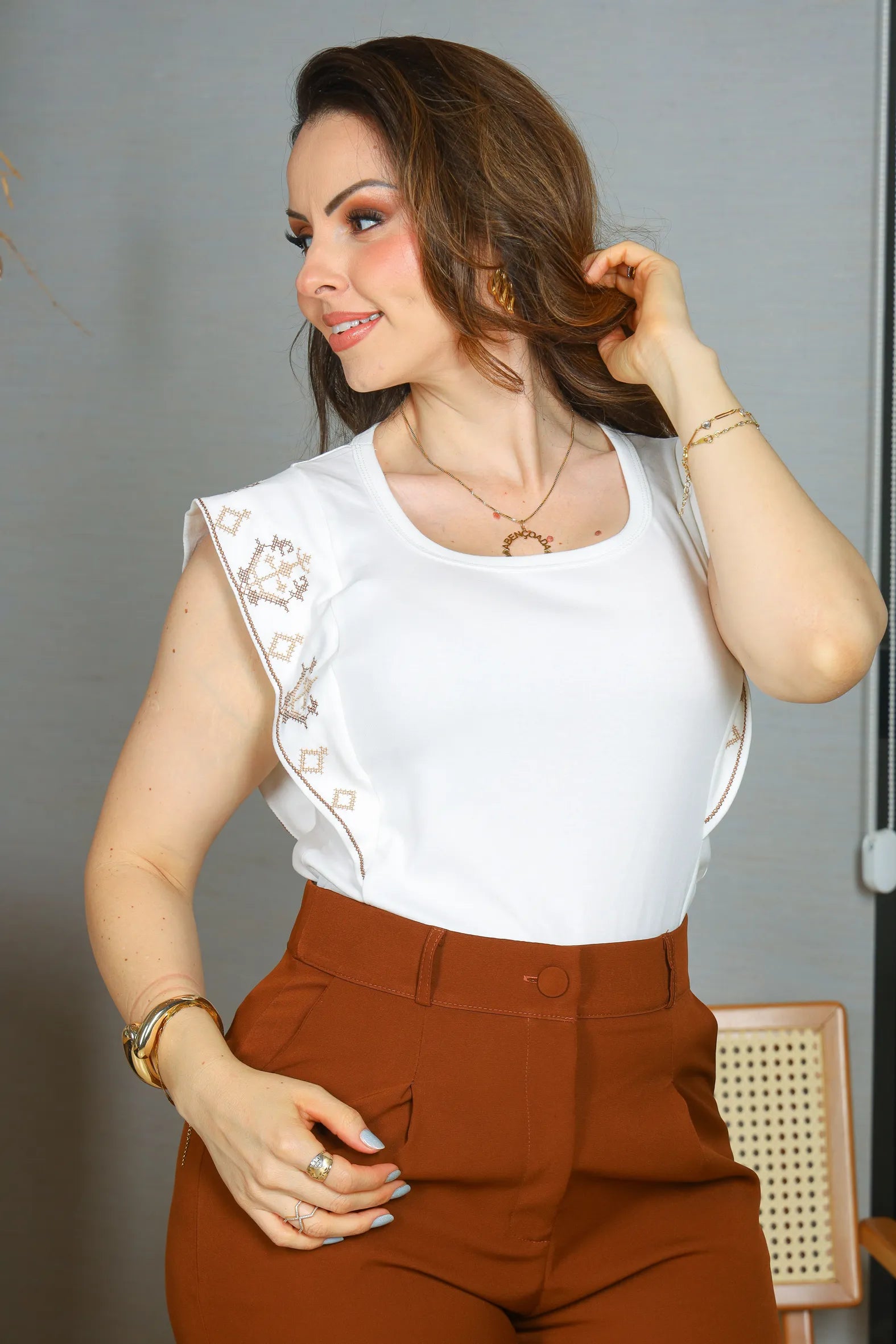 Blusa Regata Muscle Tee em Cotton Lycra Detalhe Bordado Paula Branca