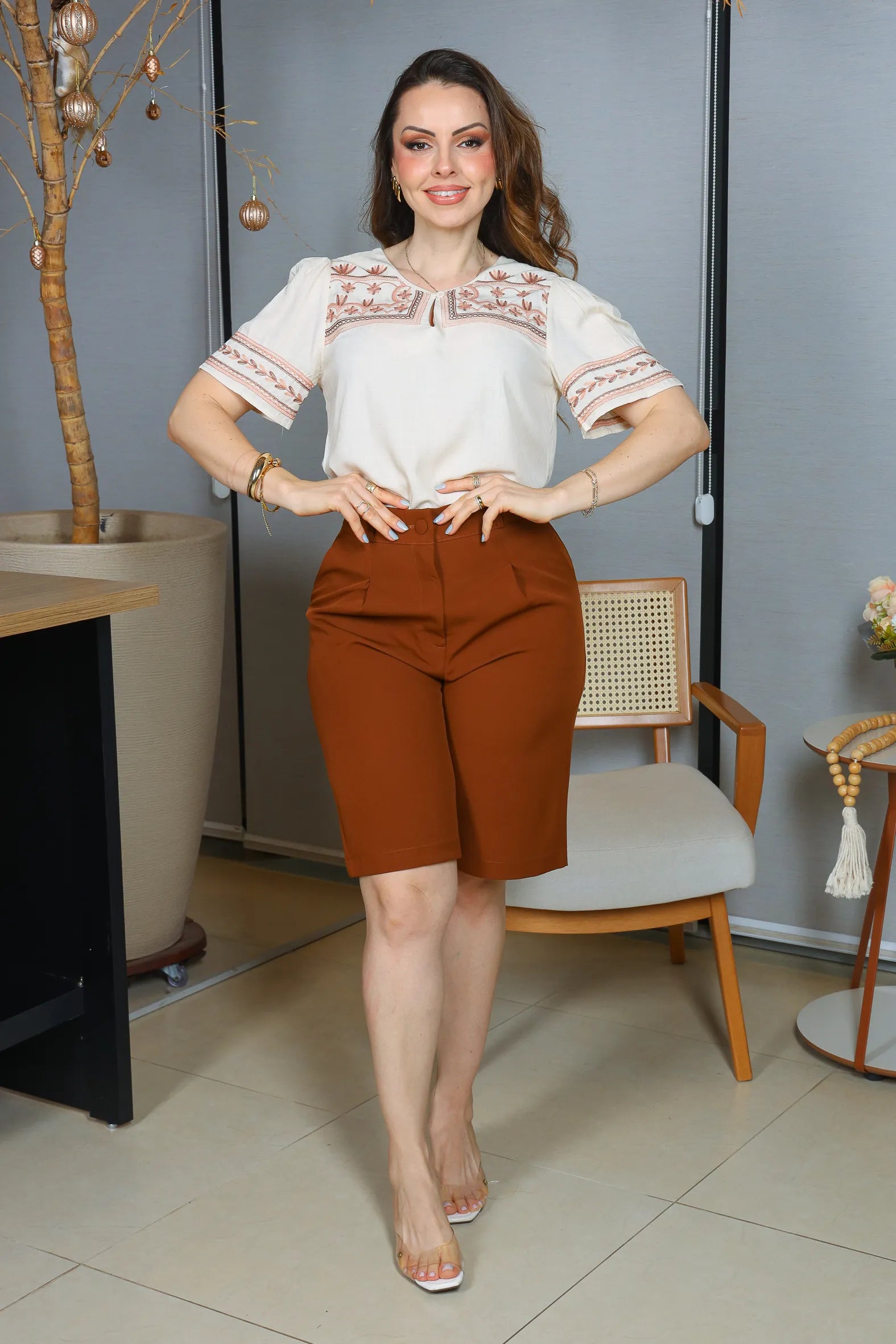 Blusa Manga Curta Visco Linho Decote em "V" Detalhe Bordado Patricia Creme