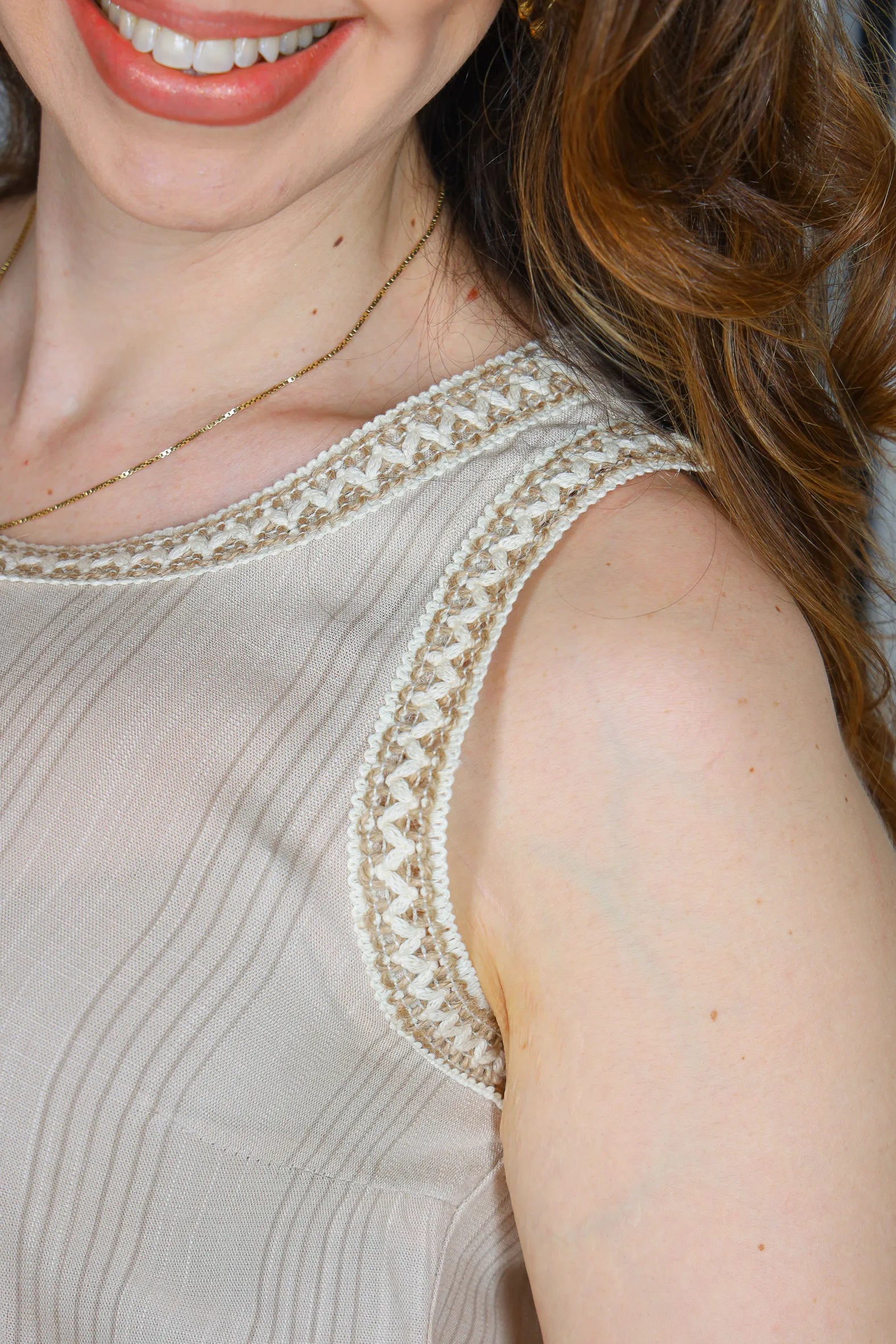 Blusa Regata Visco Linho Detalhe Bordado Mônica Estampada Bege