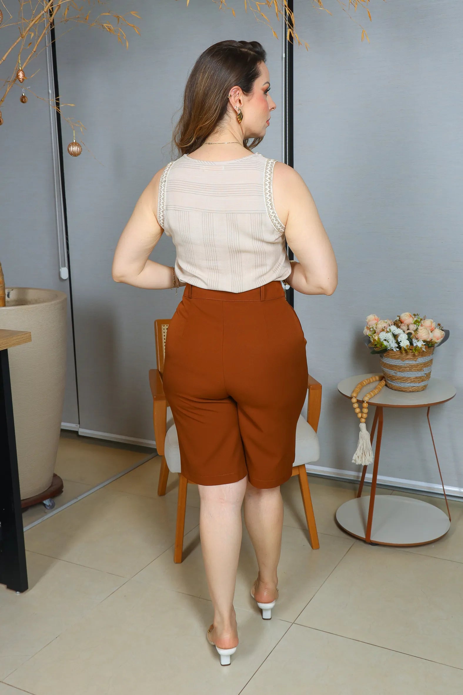 Blusa Regata Visco Linho Detalhe Bordado Mônica Estampada Bege