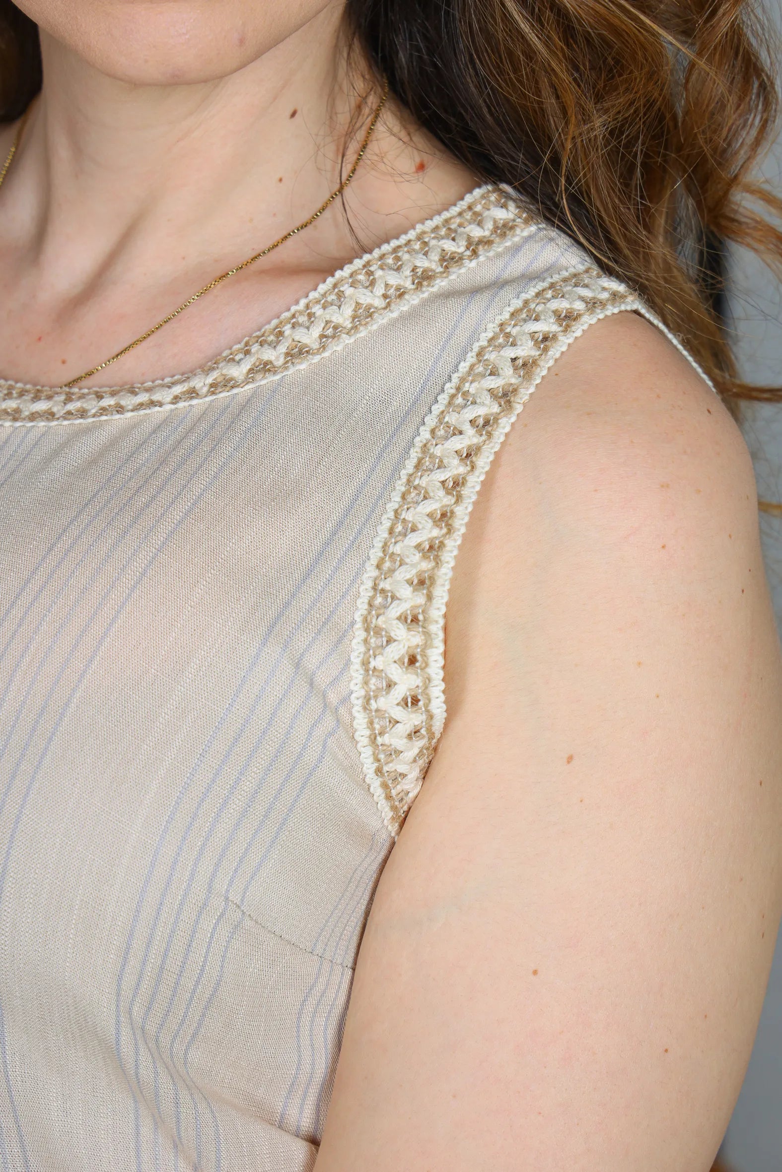 Blusa Regata Visco Linho Detalhe Bordado Mônica Estampada Azul