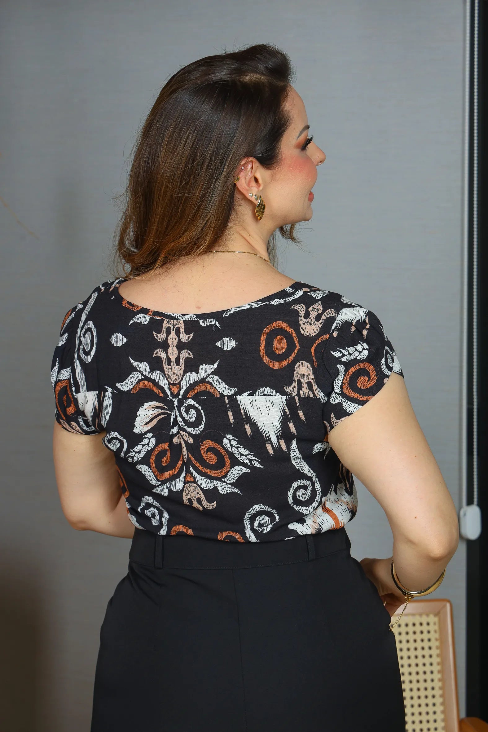 Blusa Manga Curta Transpassada Viscose Regina Estampada Preta