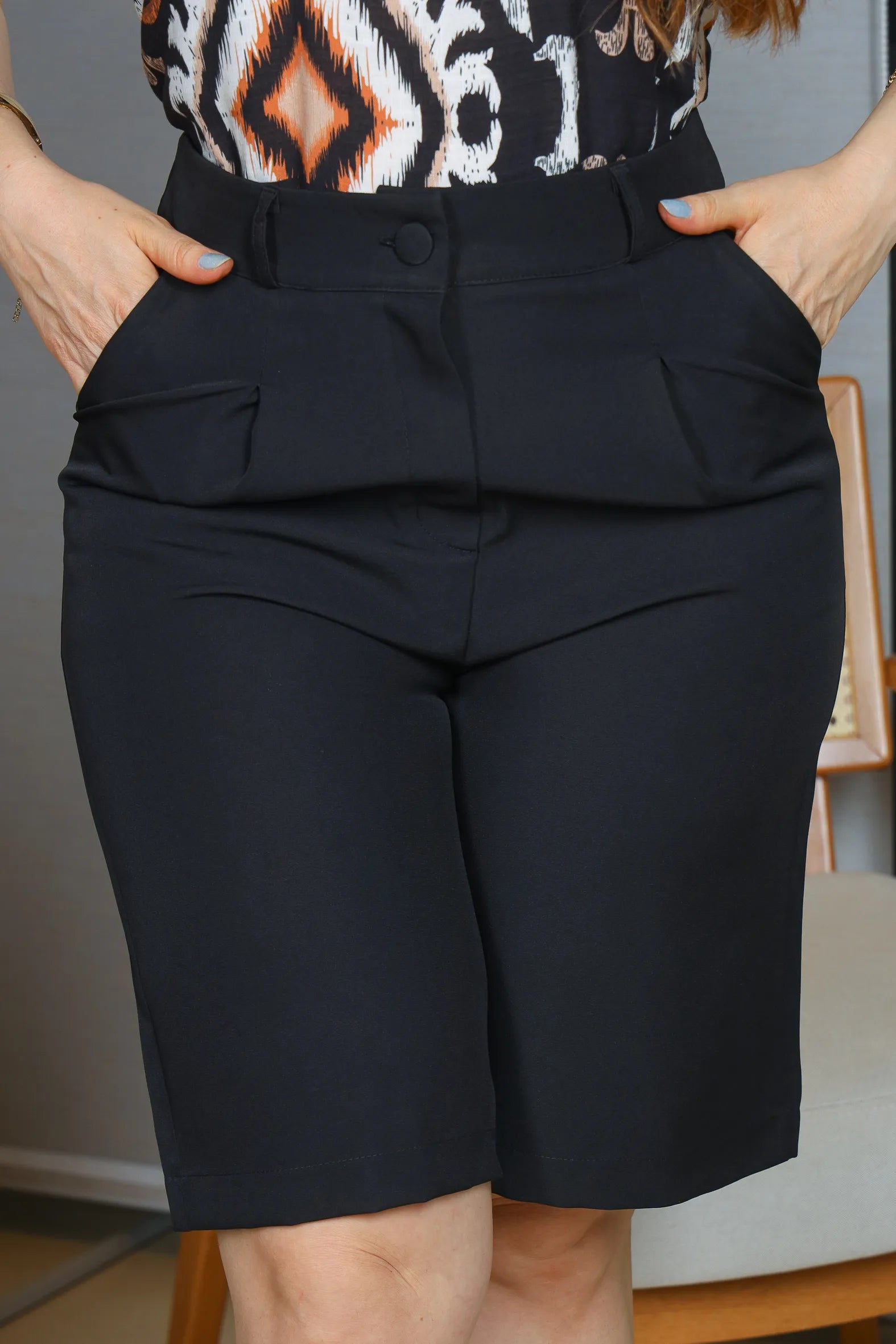 Bermuda em Crepe Alfaiataria Botão Encapado Marlene Preta