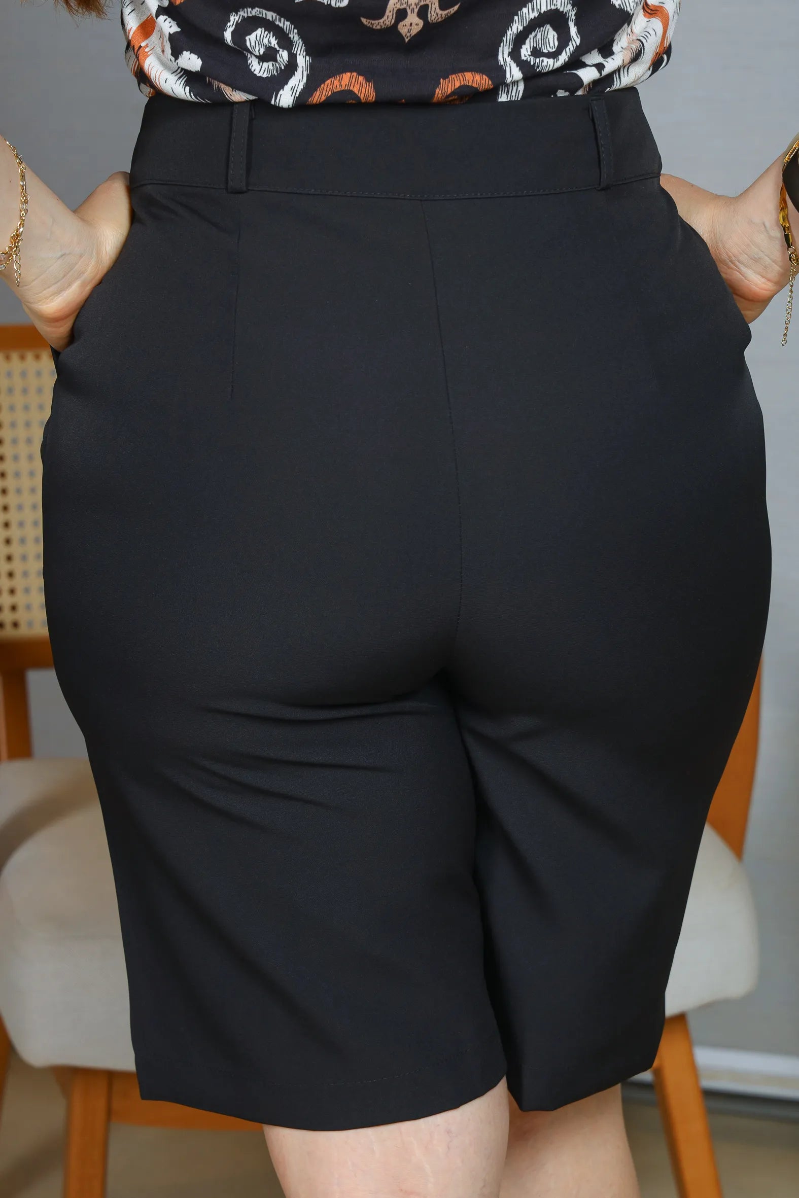 Bermuda em Crepe Alfaiataria Botão Encapado Marlene Preta