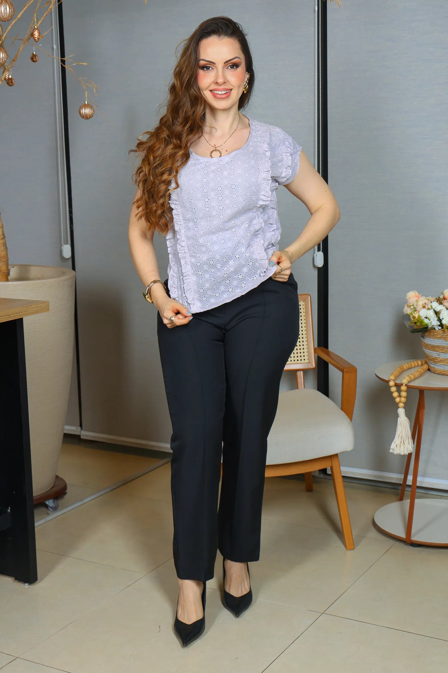 Blusa Manga Curta em Cotton Laise Detalhes Babados Marta Azul Acinzentado