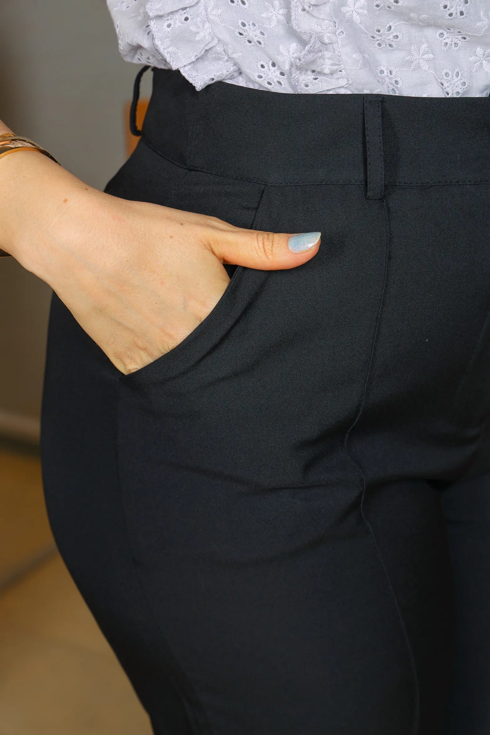 Calça em Alfaiataria Corte Reto com Friso e Botão Encapado Silvia Preta