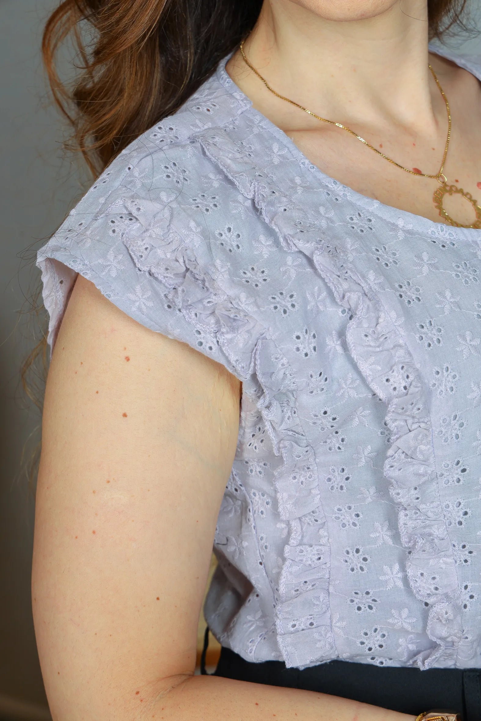 Blusa Manga Curta em Cotton Laise Detalhes Babados Marta Azul Acinzentado