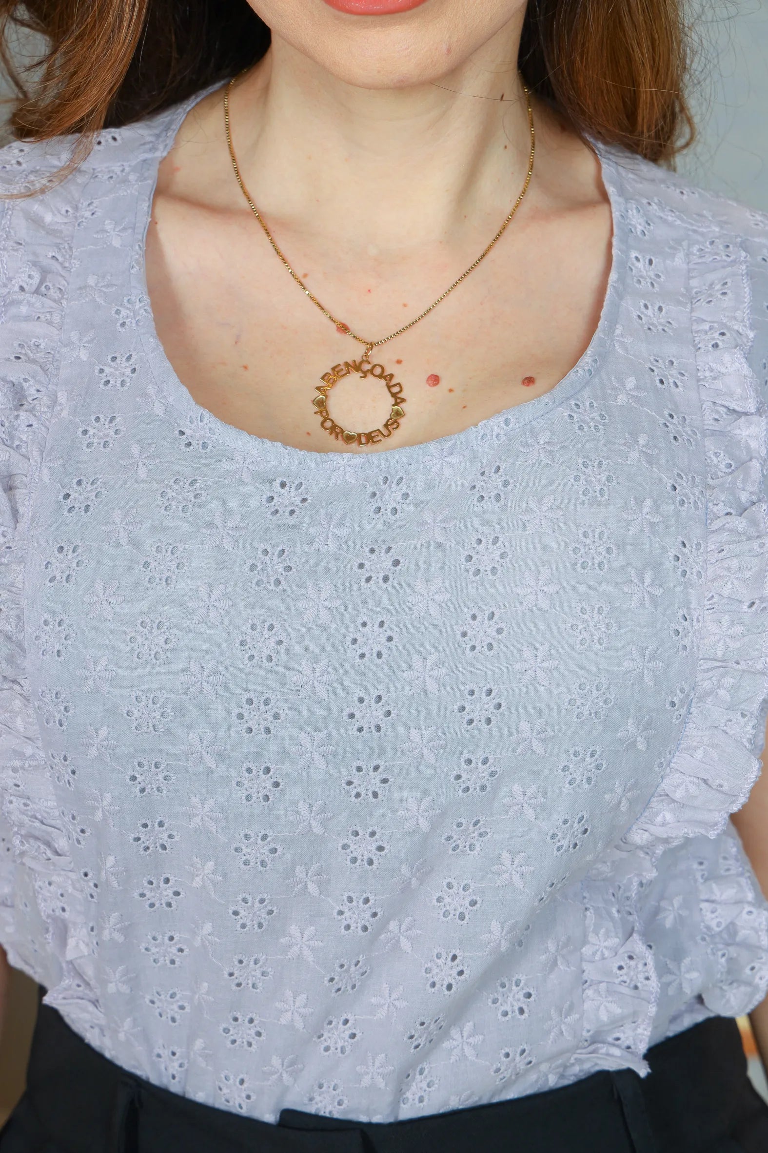 Blusa Manga Curta em Cotton Laise Detalhes Babados Marta Azul Acinzentado