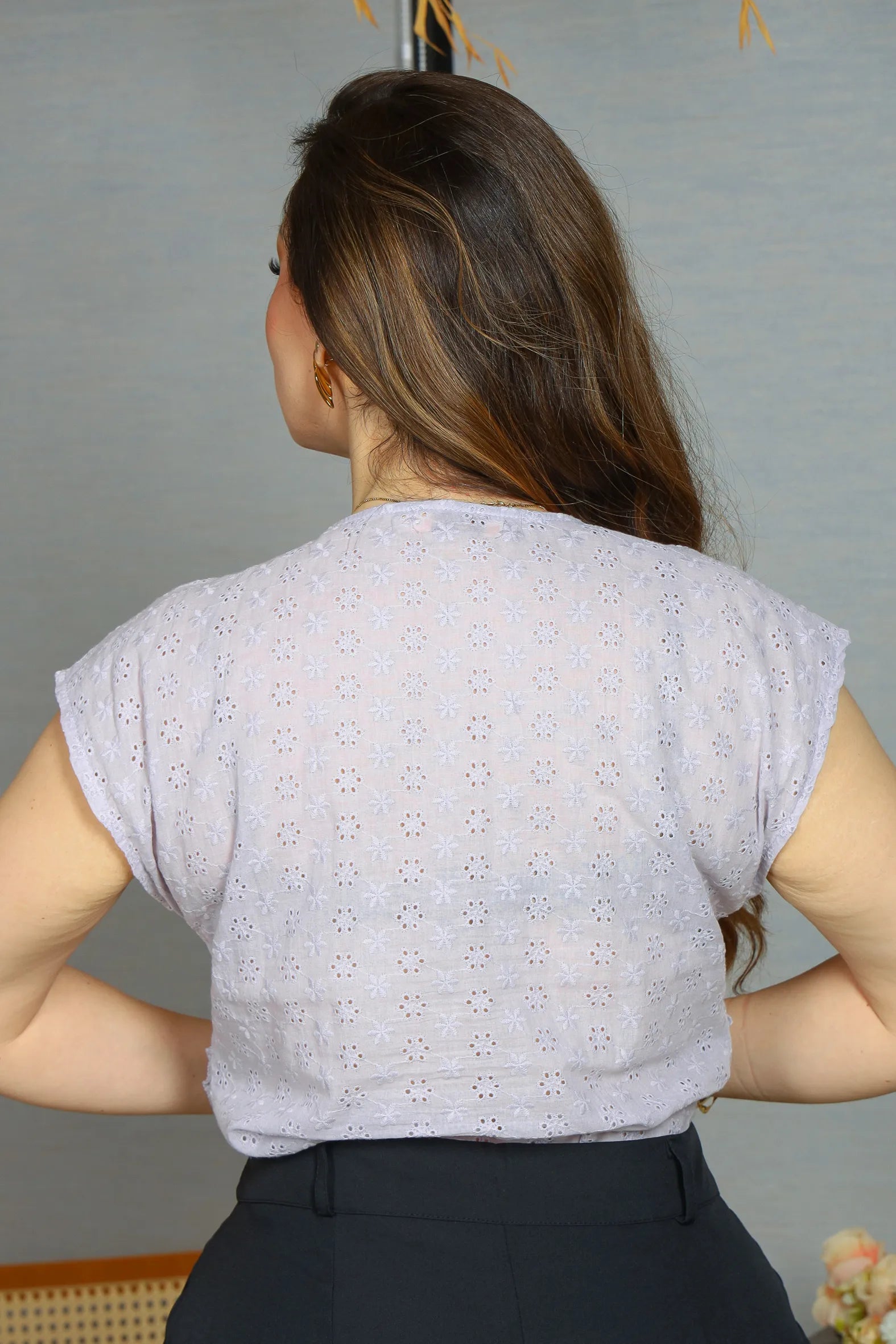 Blusa Manga Curta em Cotton Laise Detalhes Babados Marta Azul Acinzentado