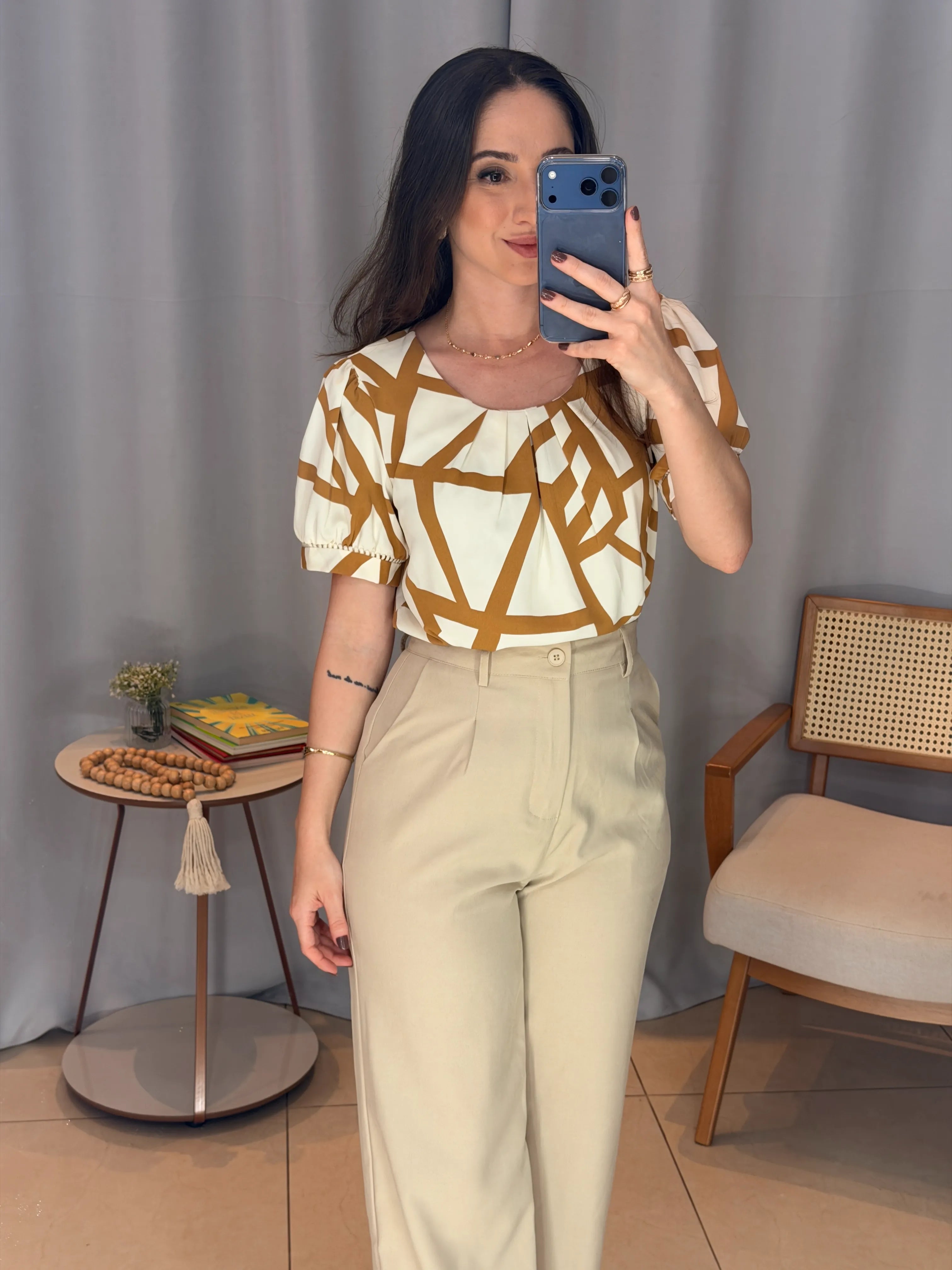 Conjunto: Blusa Manga Curta Detalhe Pregas Colo Crepe Classic Renata Marrom + Calça Pantalona Detalhe Botões Crepe Alfaiataria Larissa Bege