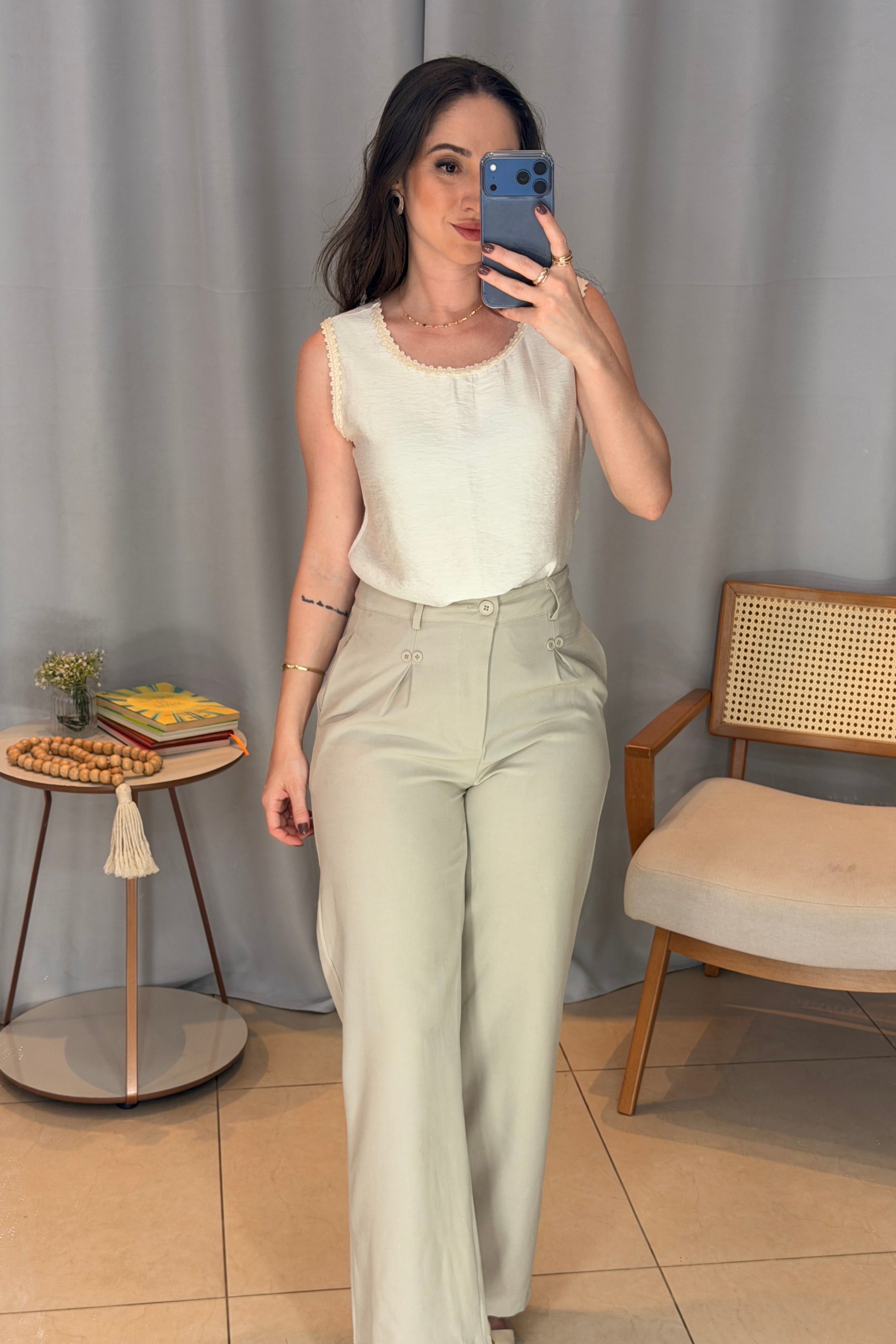 Conjunto: Regata Detalhe Acabamento Bordado Visco Brise Selma Branca + Calça Pantalona Detalhe Botões Crepe Alfaiataria Larissa Cinza