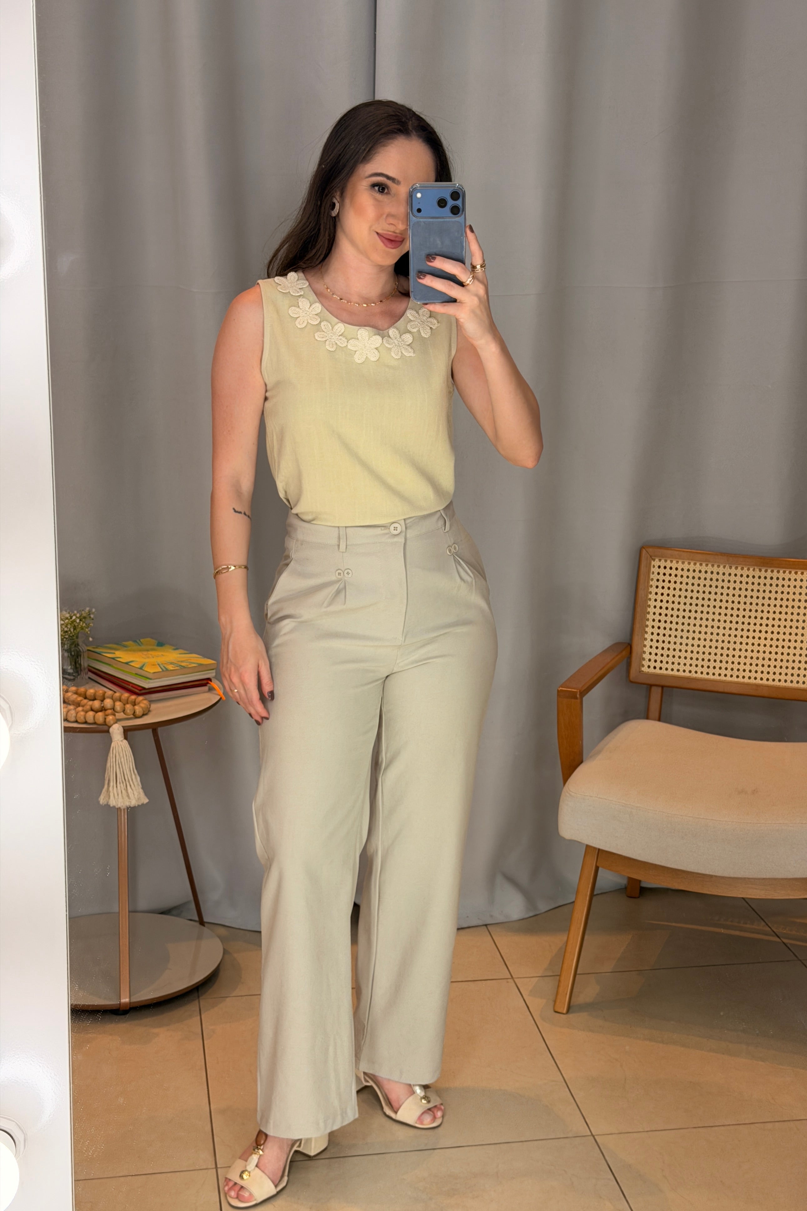 Conjunto: Regata Detalhe Flores Colo Visco Linho Giovana Verde Claro + Calça Pantalona Detalhe Botões Crepe Alfaiataria Larissa Cinza