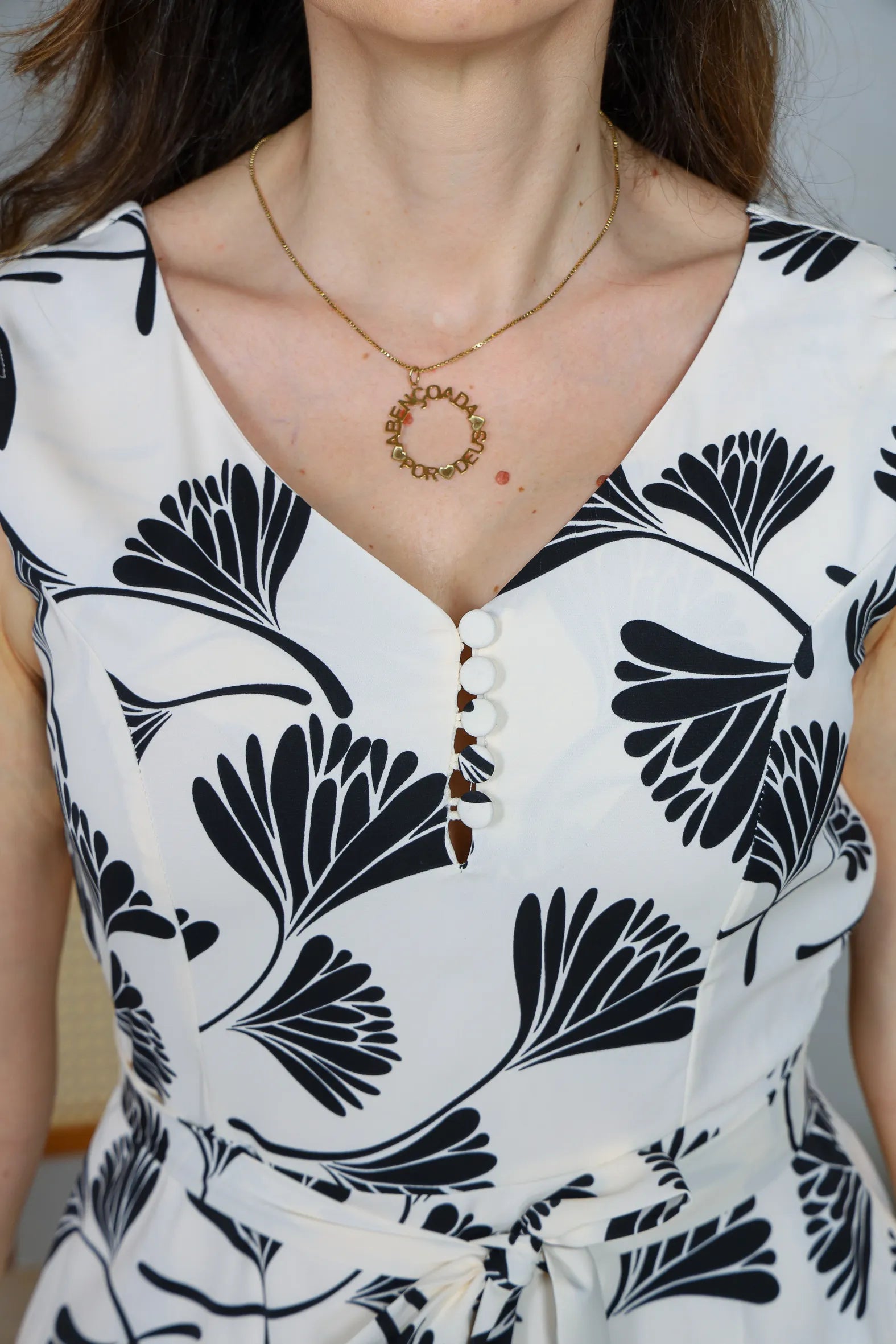 Vestido Regata Decote em "V" Crepe Classic Roberta Estampado Preto