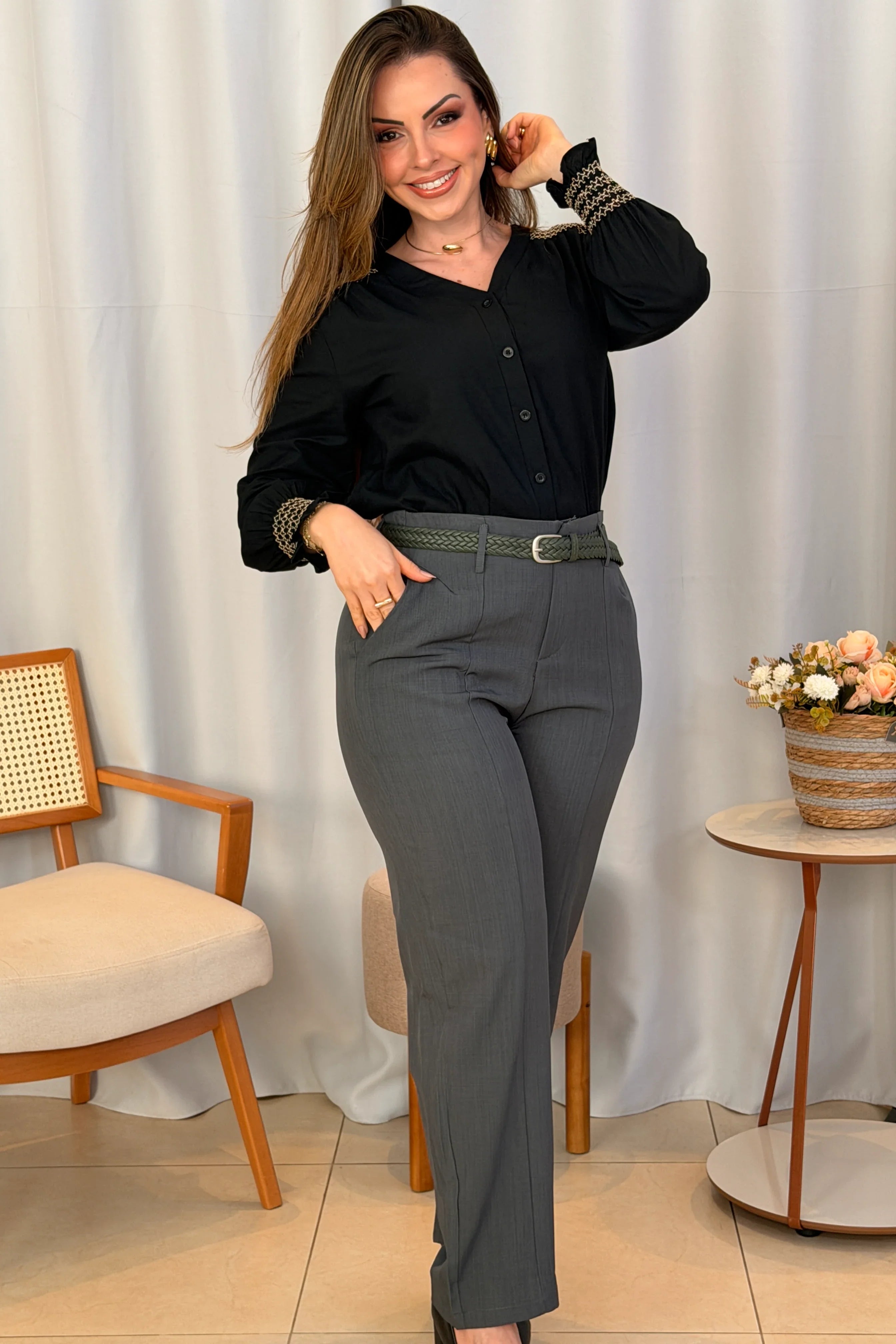 Conjunto: Camisa Cotton Visco com Bordado Artesanal Daiane Preta + Calça Reta que Alonga a Silhueta Bianca Grafite