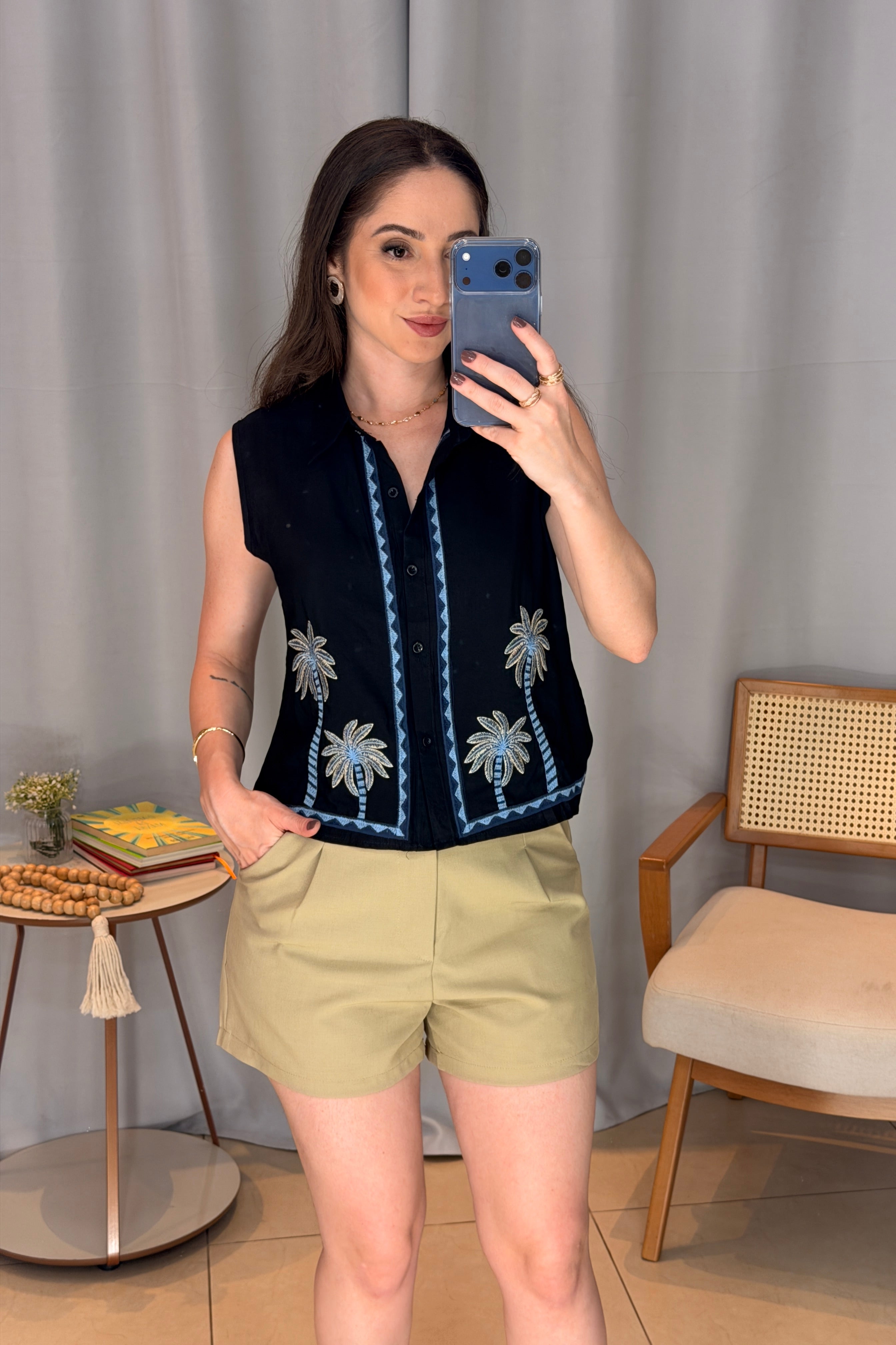 Conjunto: Camisa Regata Detalhe Bordado Visco Brise Fabi Preta + Shorts Detalhe Cós Assimétrico Alfaiataria Catarina Bege