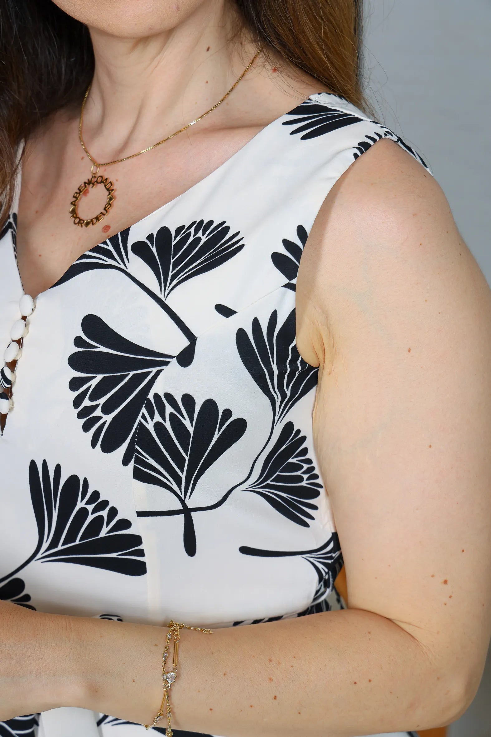 Vestido Regata Decote em "V" Crepe Classic Roberta Estampado Preto