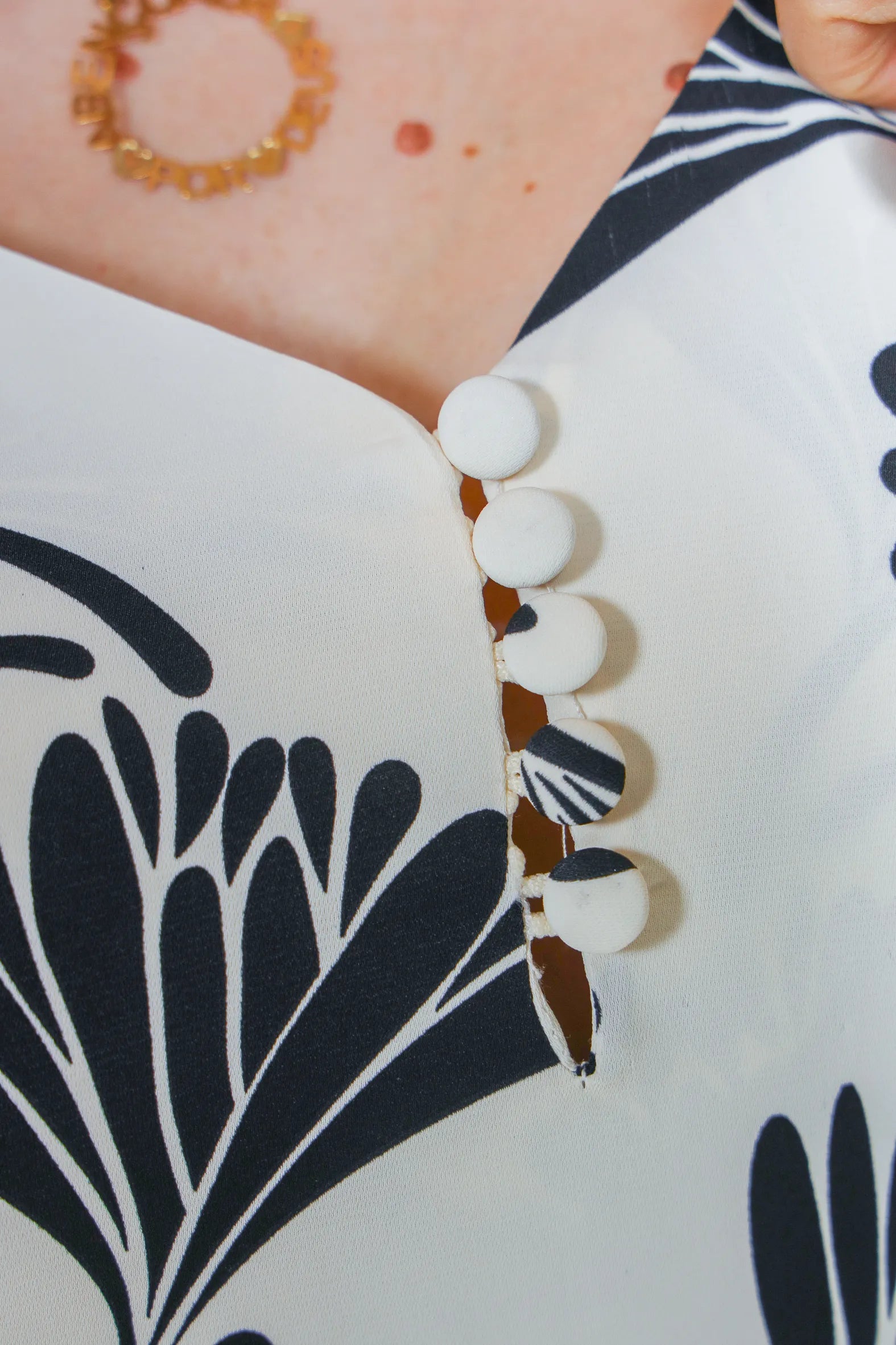 Vestido Regata Decote em "V" Crepe Classic Roberta Estampado Preto