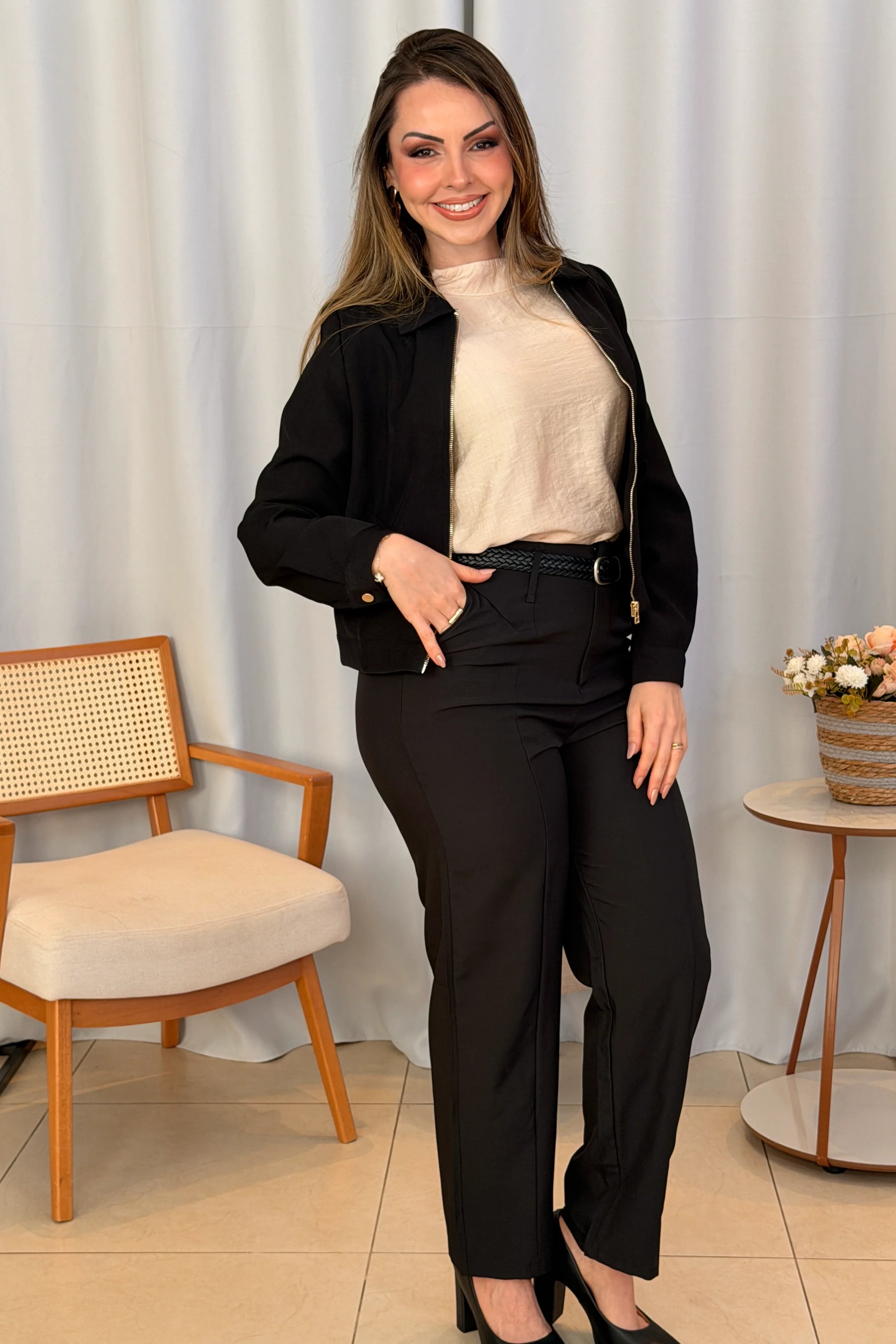 Conjunto: Blusa Regata Crepe Comfort Abotoadura na Gola Tainá Bege + Calça Alfaiataria Corte Reto Friso e Cós Infinito Bianca Preta + Jaqueta Alfaiataria Moderna Nina Preta