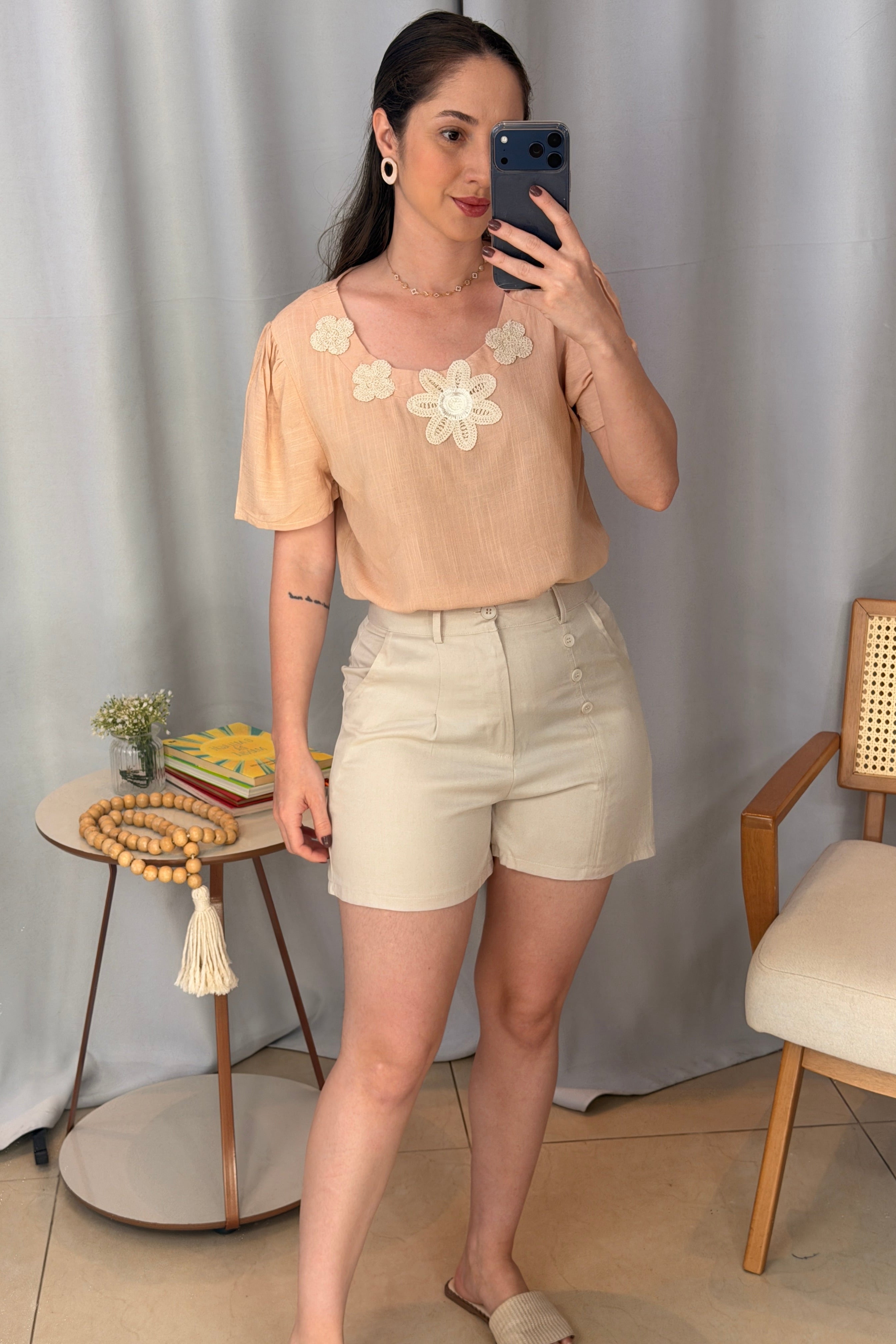 Conjunto: Blusa Manga Curta Colo Bordado Flores Visco Linho Elaine Rosê + Bermuda Detalhes Botões Crepe Alfaiataria Débora Creme