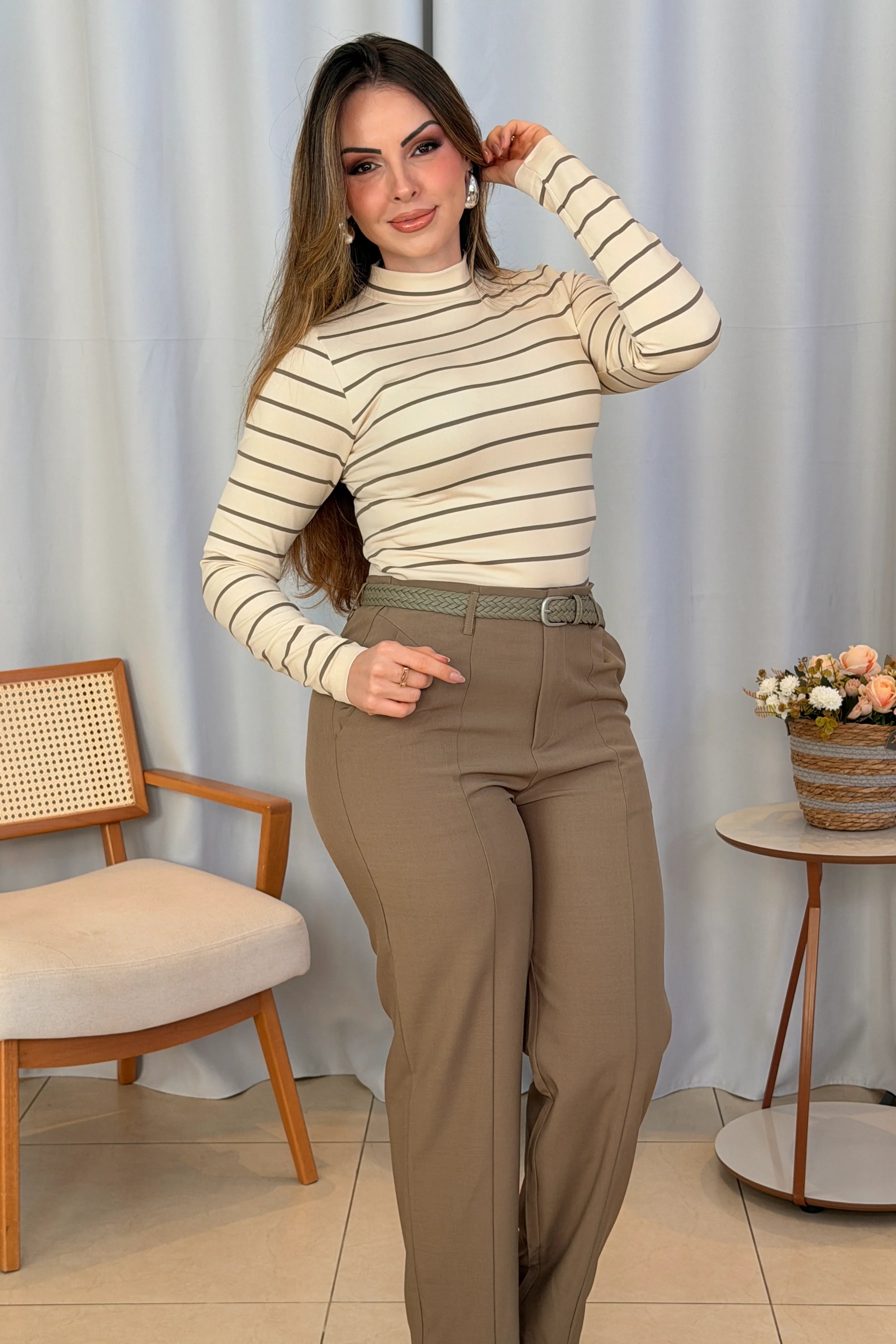 Conjunto: Blusa Manga Longa com Gola Alta em Malha Canelada Andressa Creme + Calça Alfaiataria Corte Reto Friso e Cós Infinito Bianca Caqui