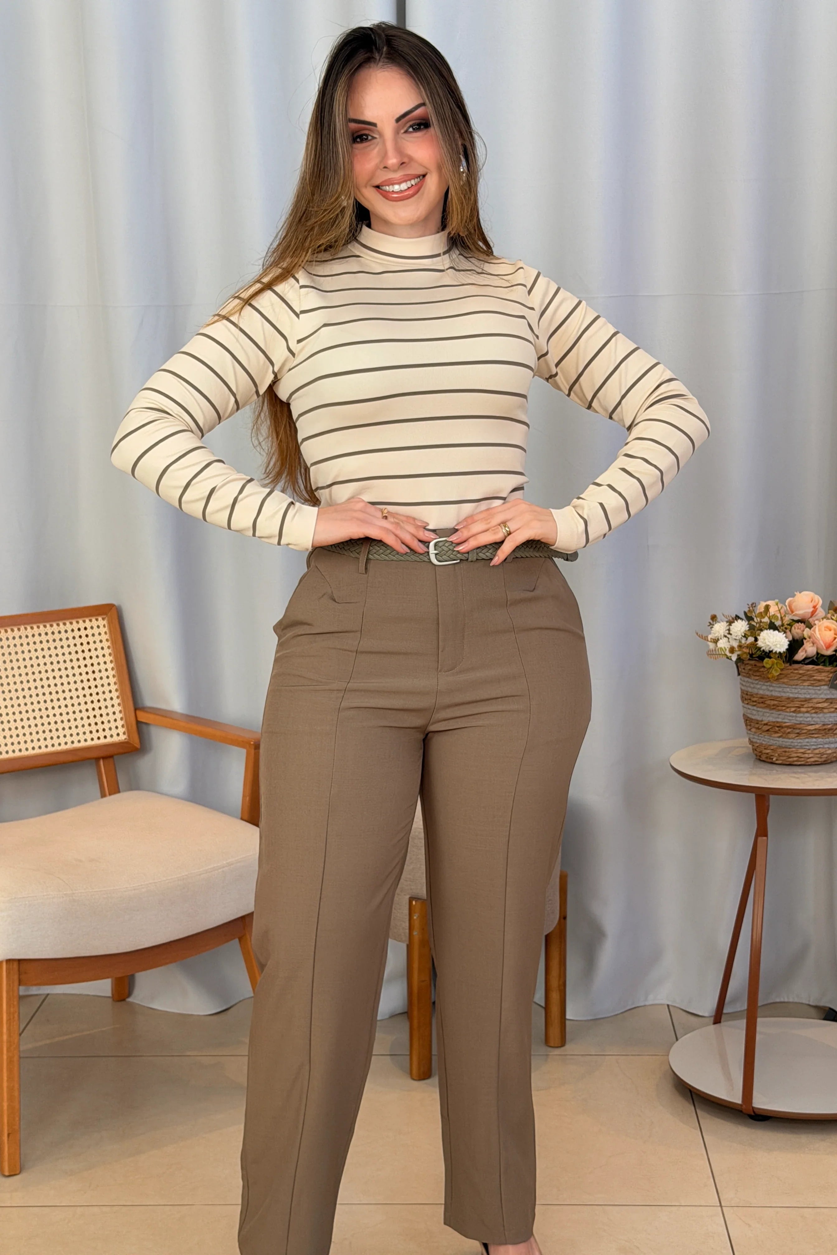 Conjunto: Blusa Manga Longa com Gola Alta em Malha Canelada Andressa Creme + Calça Alfaiataria Corte Reto Friso e Cós Infinito Bianca Caqui