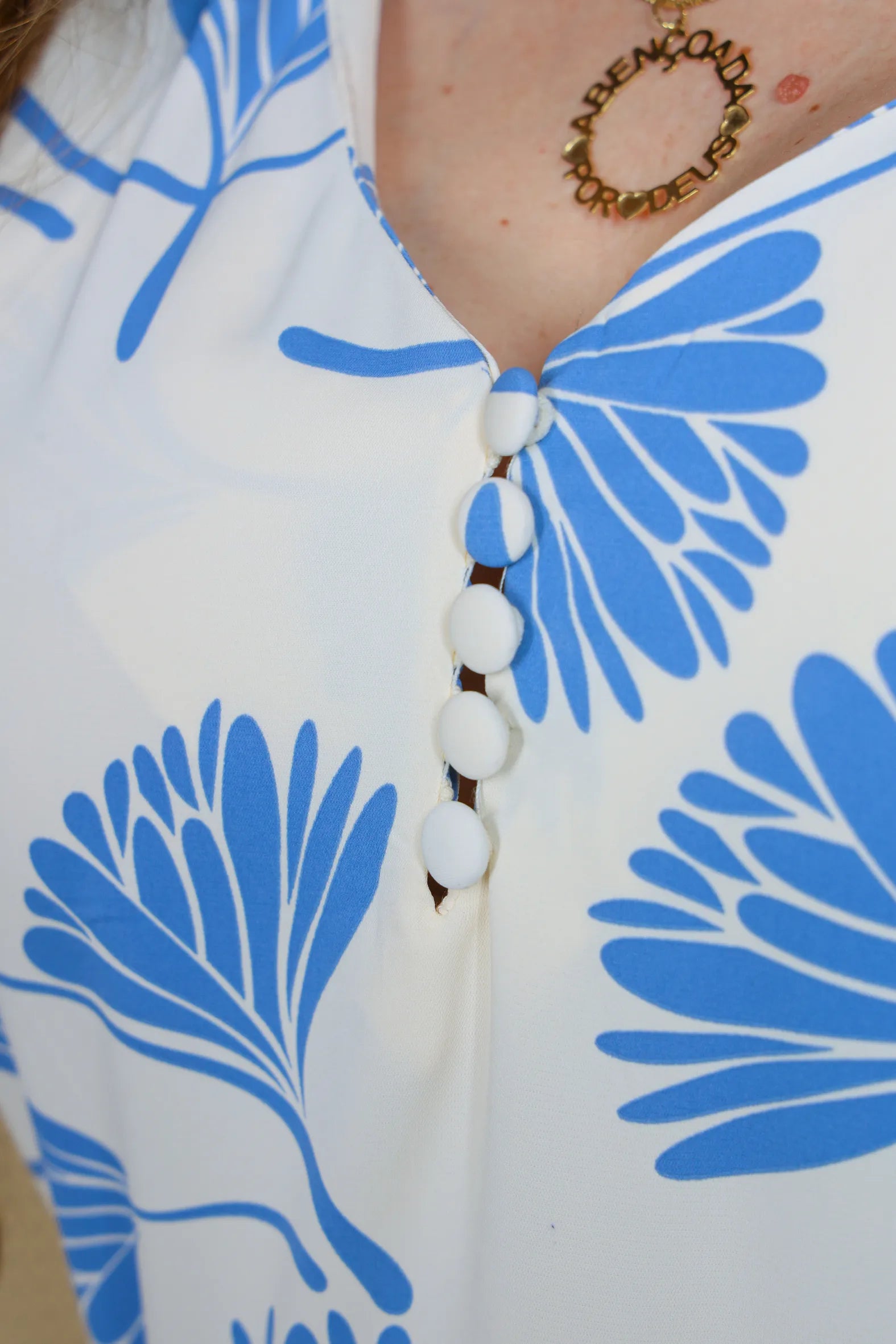 Vestido Regata Decote em "V" Crepe Classic Roberta Estampado Azul