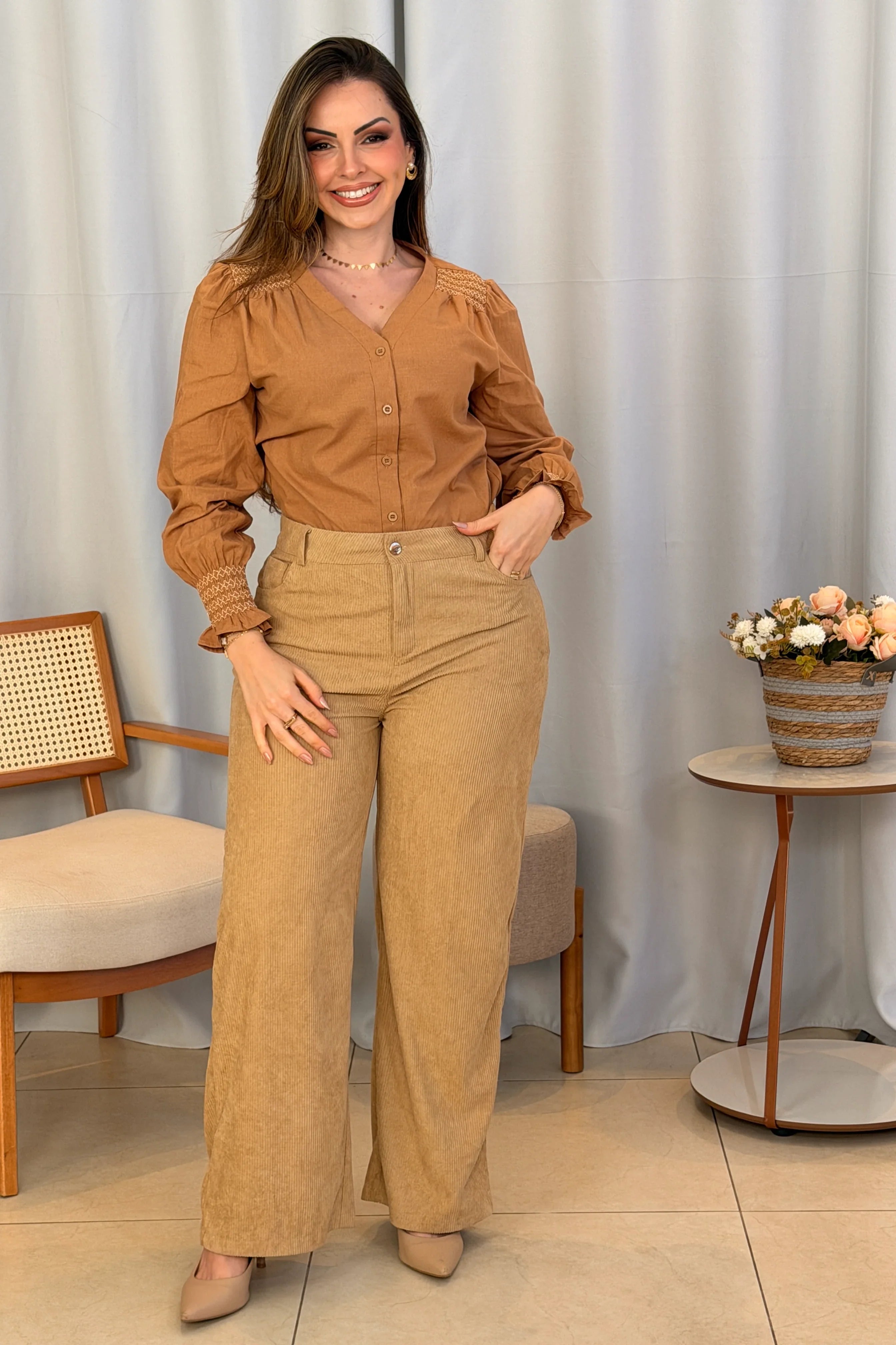 Conjunto: Camisa Cotton Visco com Bordado Artesanal Daiane Marrom + Calça Corte Reto em Cotelê Detalhe Botão Dourado Mia Creme