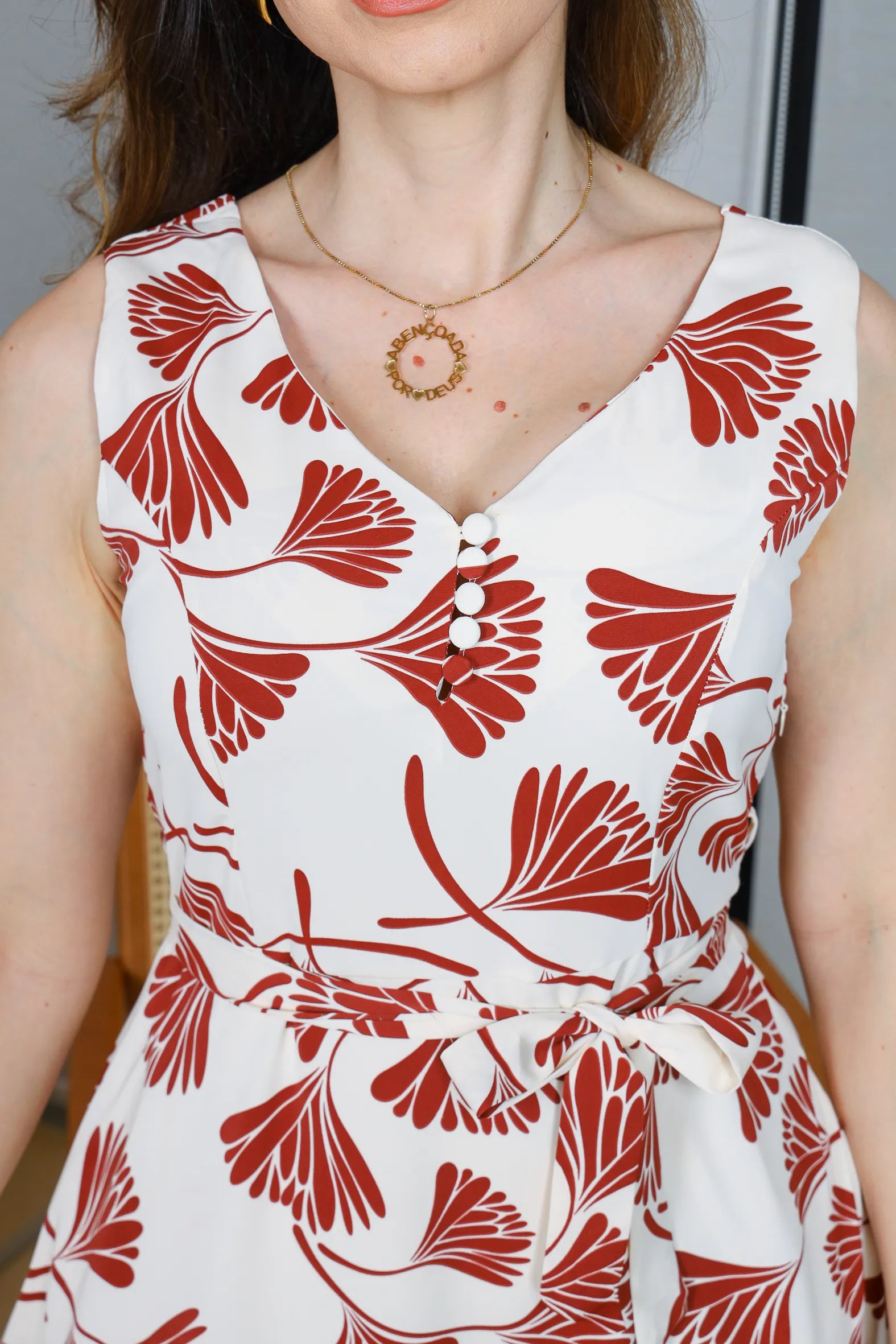 Vestido Regata Decote em "V" Crepe Classic Roberta Estampado Marsala