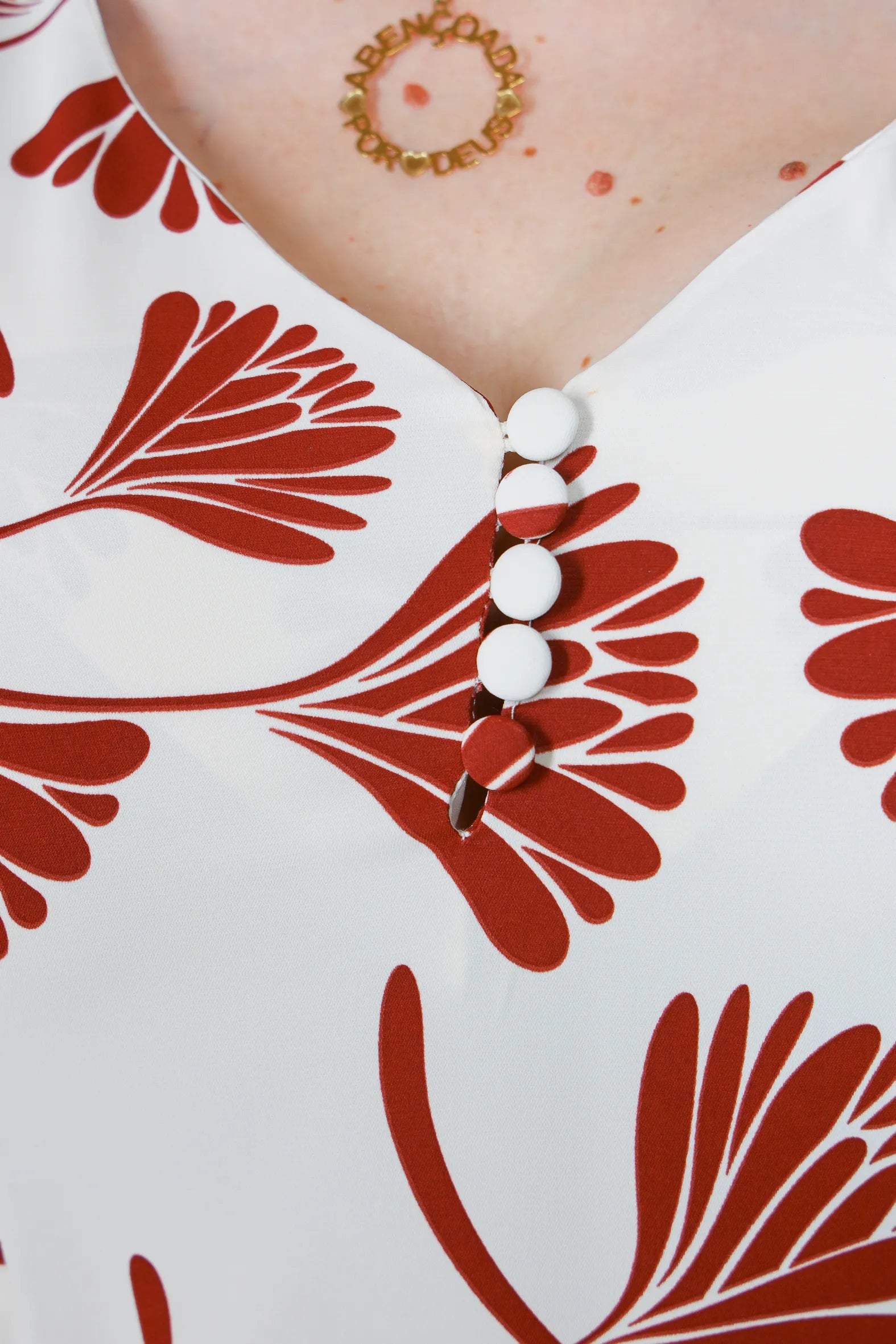 Vestido Regata Decote em "V" Crepe Classic Roberta Estampado Marsala