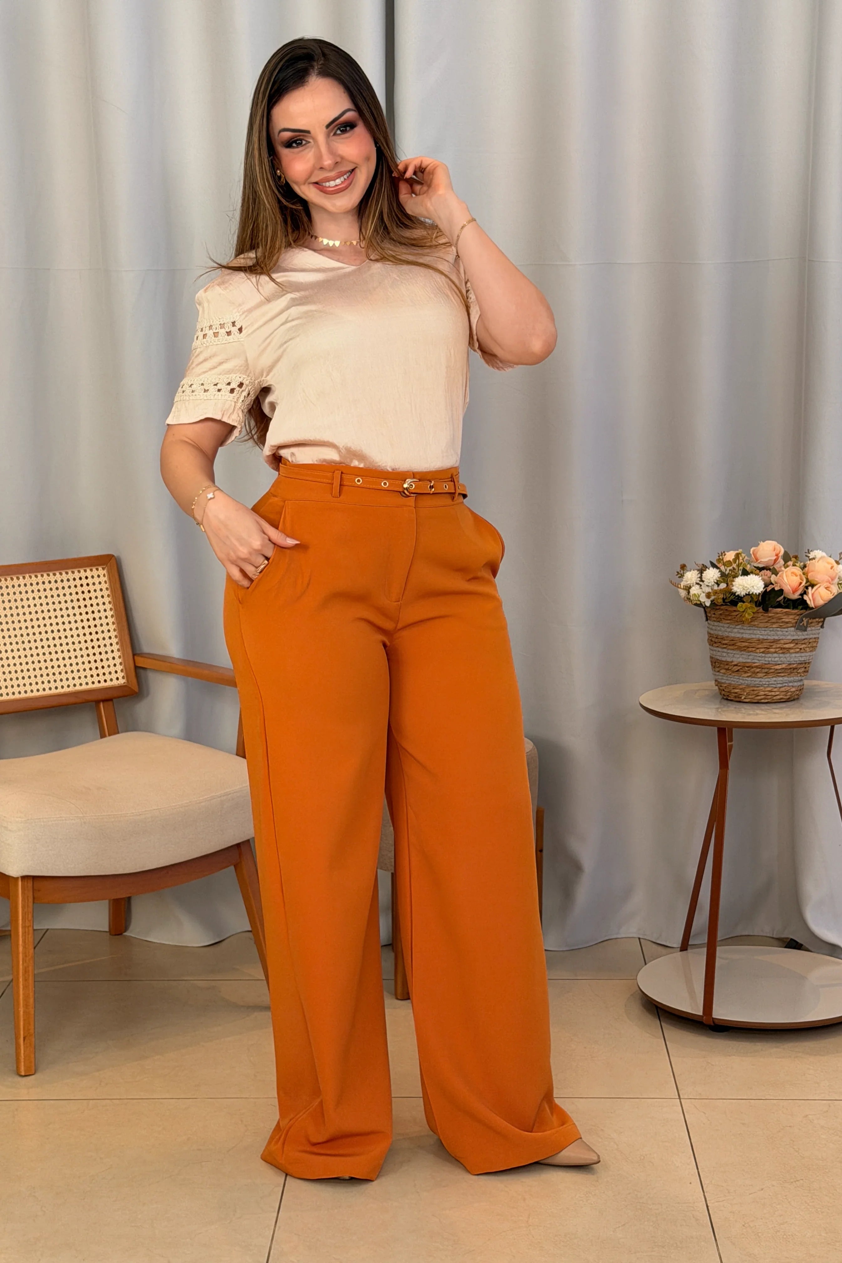 Conjunto: Blusa Cotton Air Decote "V" Lívia Bege + Calça Pantalona que Alonga a Silhueta Luiza Mostarda