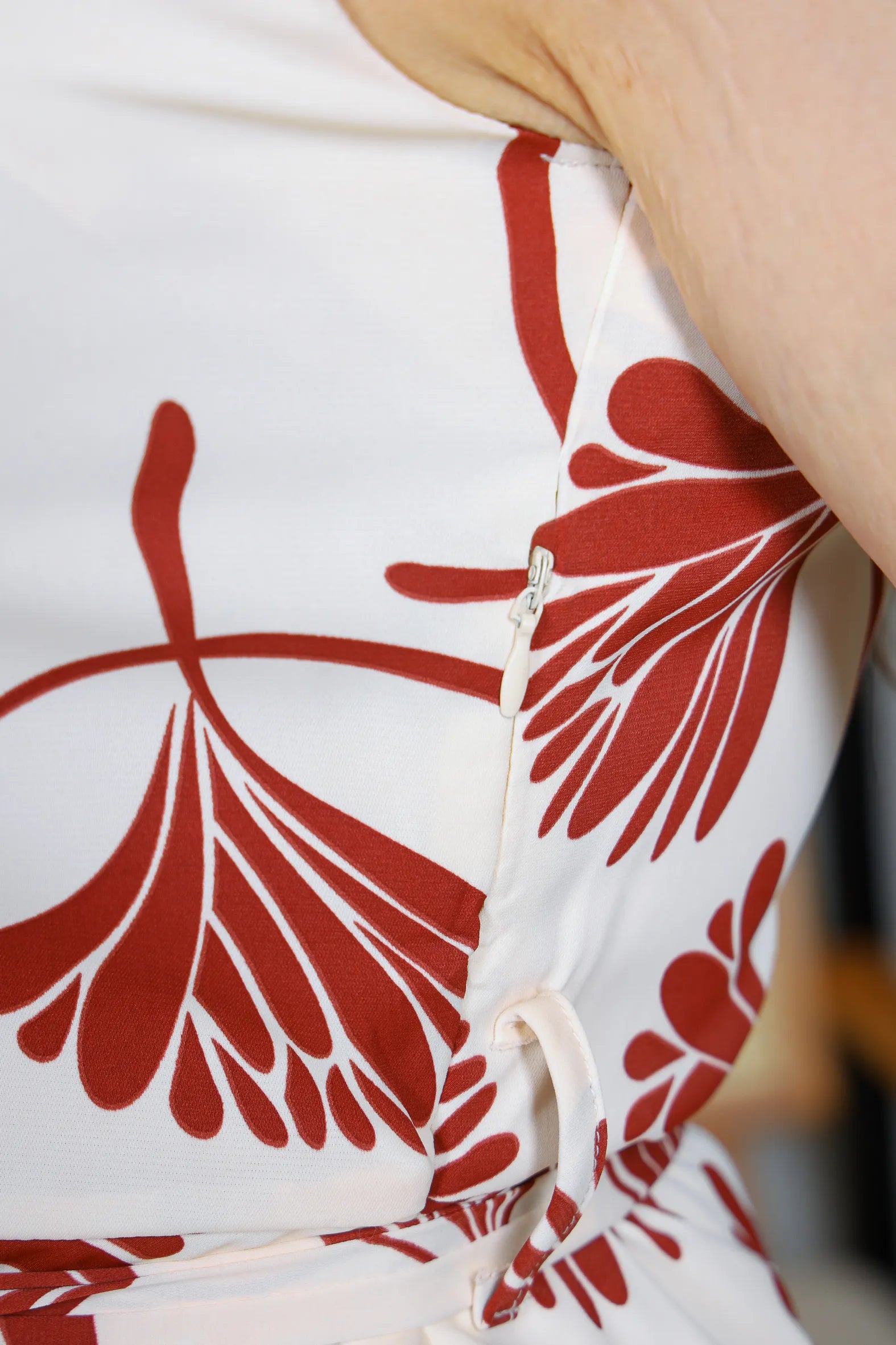 Vestido Regata Decote em "V" Crepe Classic Roberta Estampado Marsala