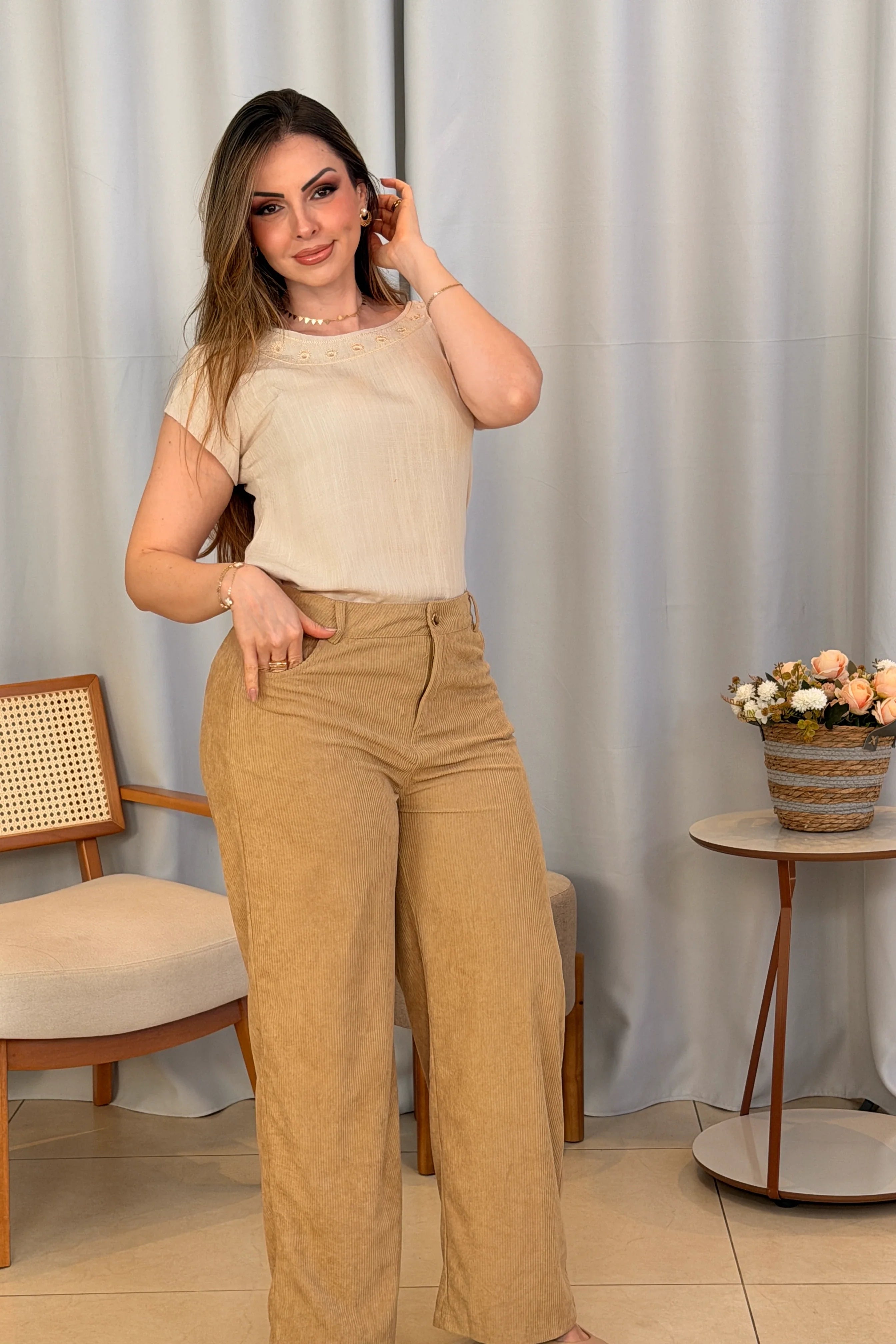 Conjunto: Blusa Manga Curta Transpassada com Bordado Delicado Selma Bege + Calça Corte Reto em Cotelê Detalhe Botão Dourado Mia Creme