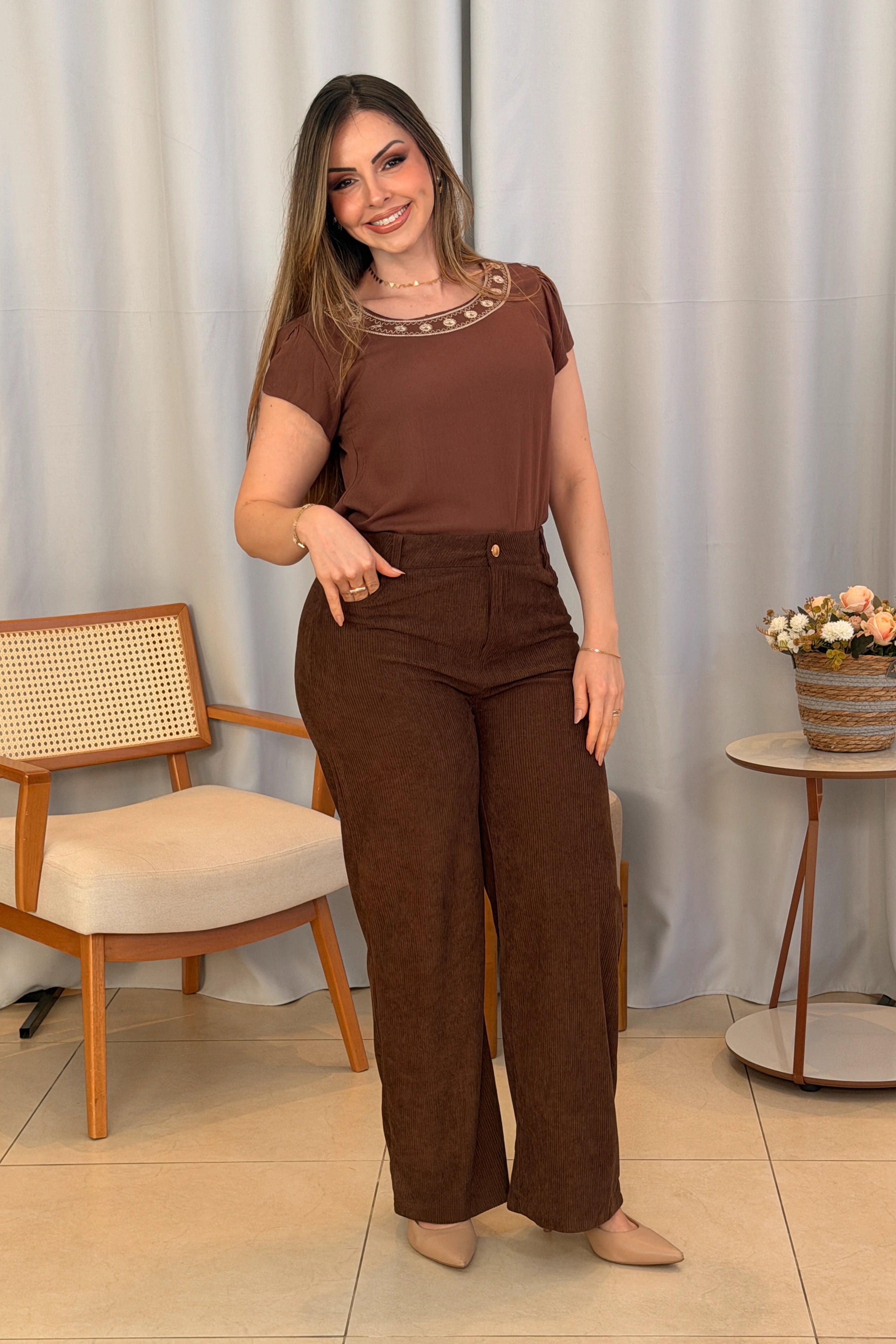 Conjunto: Blusa Manga Curta Transpassada com Bordado Delicado Selma Marrom + Calça Corte Reto em Cotelê Detalhe Botão Dourado Mia Marrom Escuro