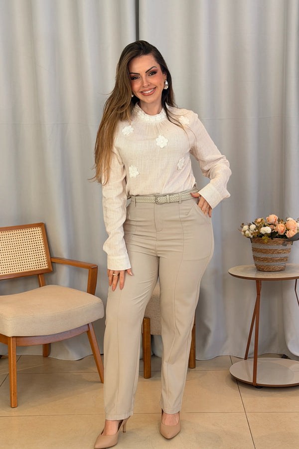 Conjunto: Blusa Manga Longa Visco-Linho com Bordado Floral Sonia Branca + Calça Reta que Alonga a Silhueta Bianca Gelo