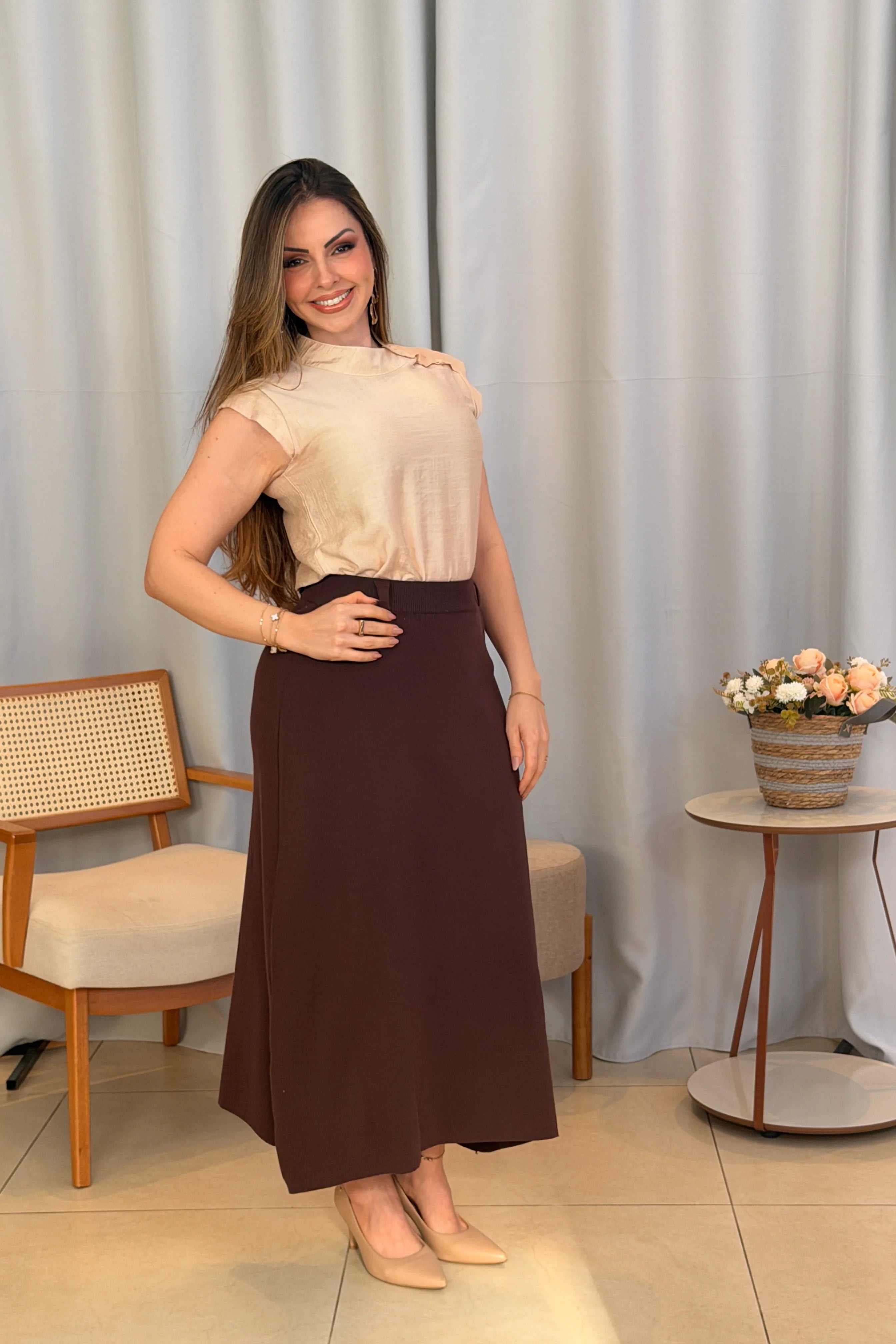 Conjunto: Blusa Regata Crepe Comfort Abotoadura na Gola Tainá Bege + Saia Midi em Modal Confortável Matilda Marrom