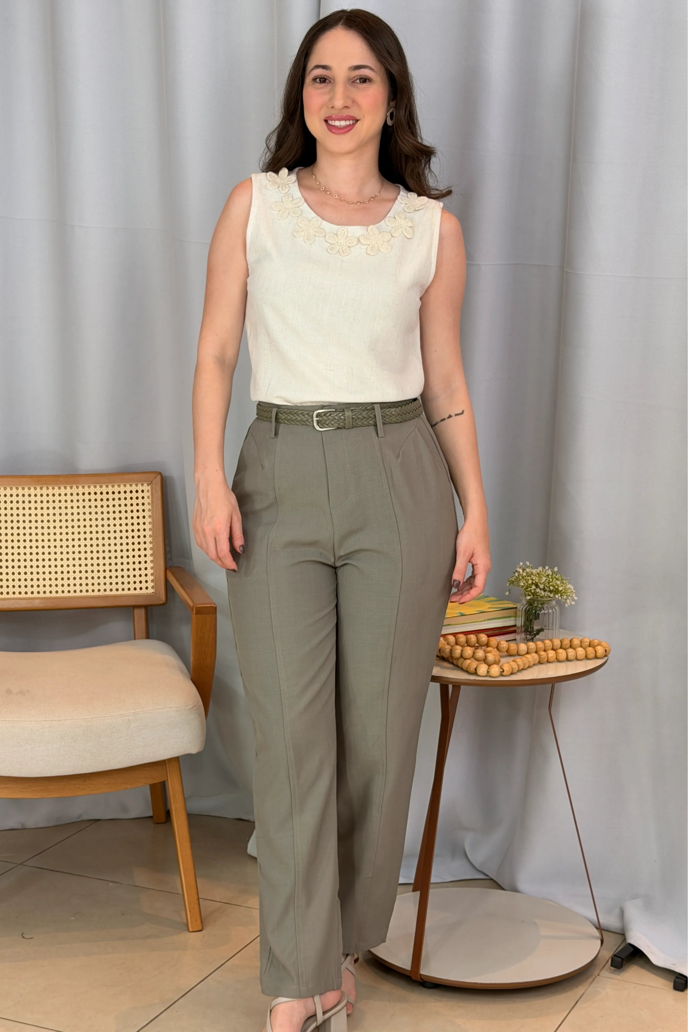 Conjunto: Regata Detalhe Flores Colo Visco Linho Giovana Creme + Calça Alfaiataria Corte Reto Friso e Cós Infinito Bianca Cinza