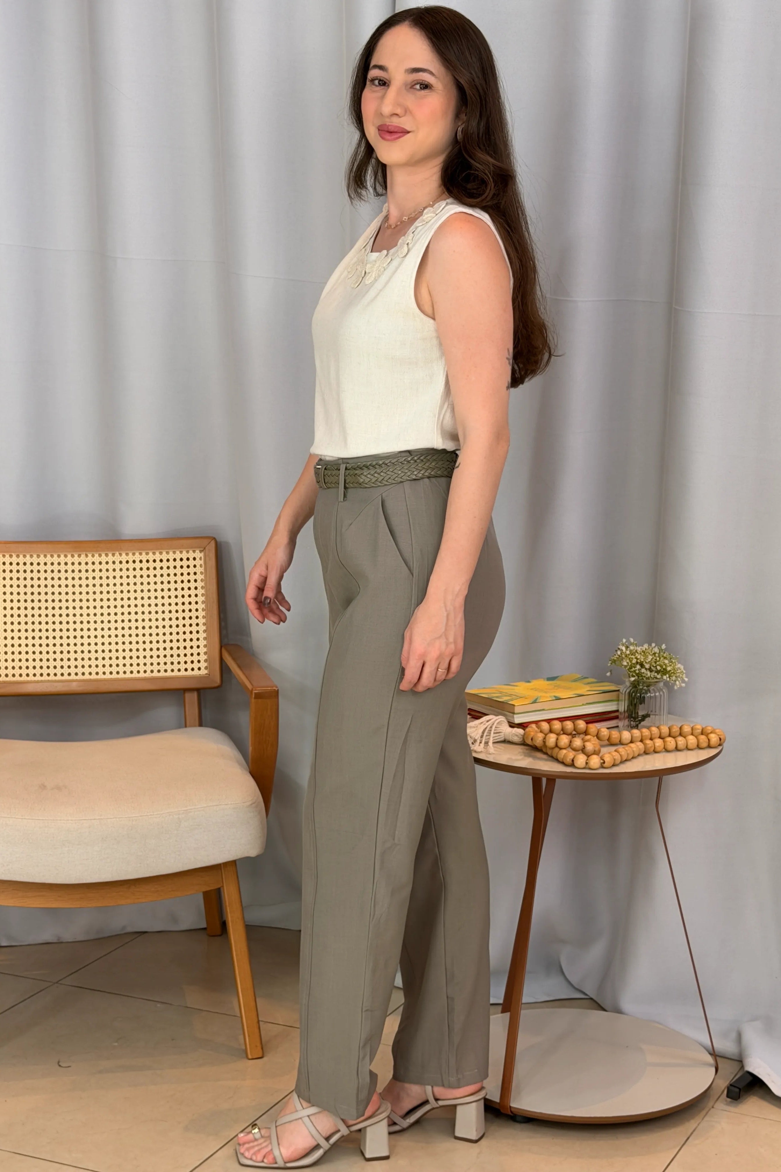 Conjunto: Regata Detalhe Flores Colo Visco Linho Giovana Creme + Calça Alfaiataria Corte Reto Friso e Cós Infinito Bianca Cinza