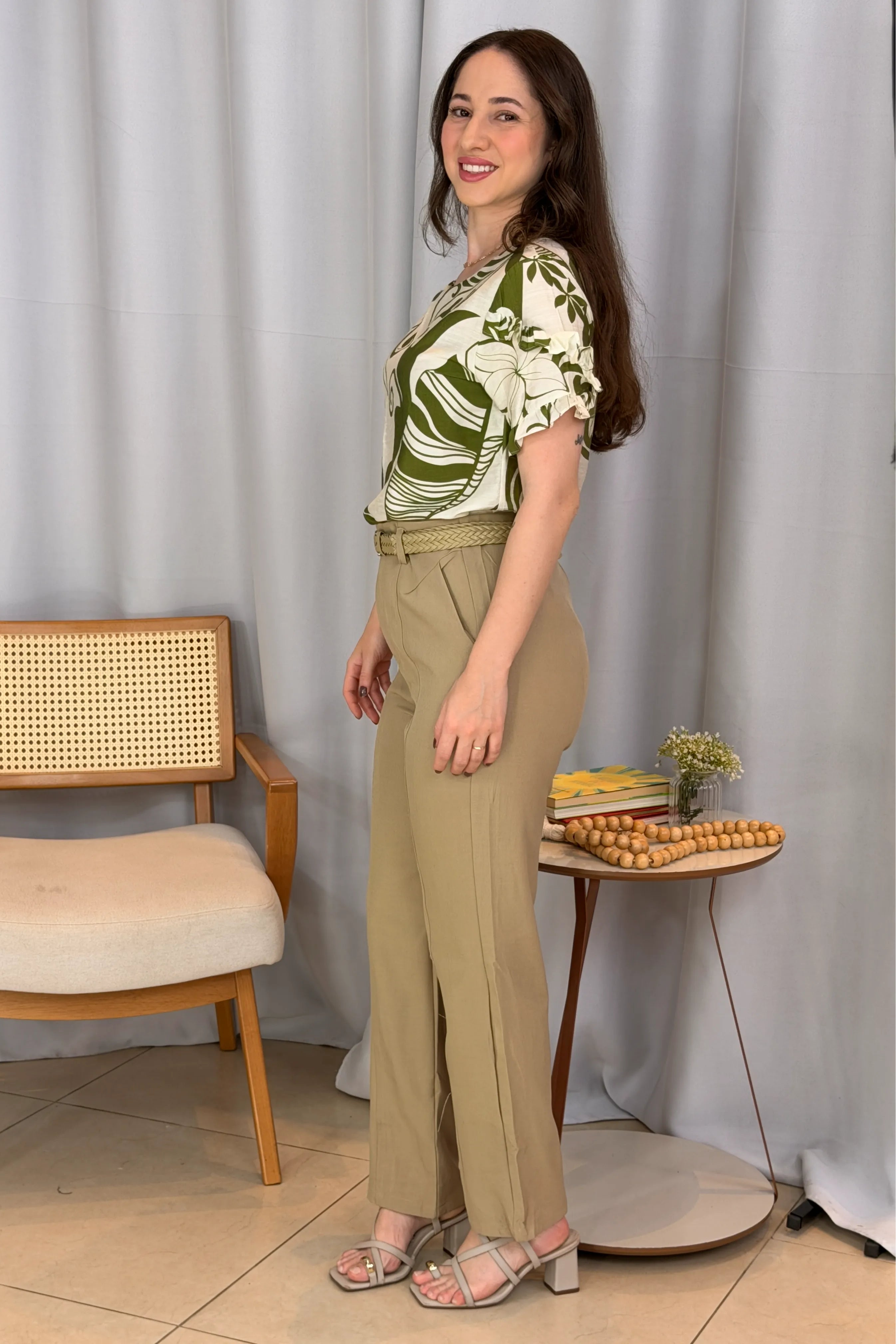 Conjunto: Blusa Manga Curta Babados Visco Brise Nair Estampada Verde + Calça Alfaiataria Corte Reto Friso e Cós Infinito Bianca Caqui