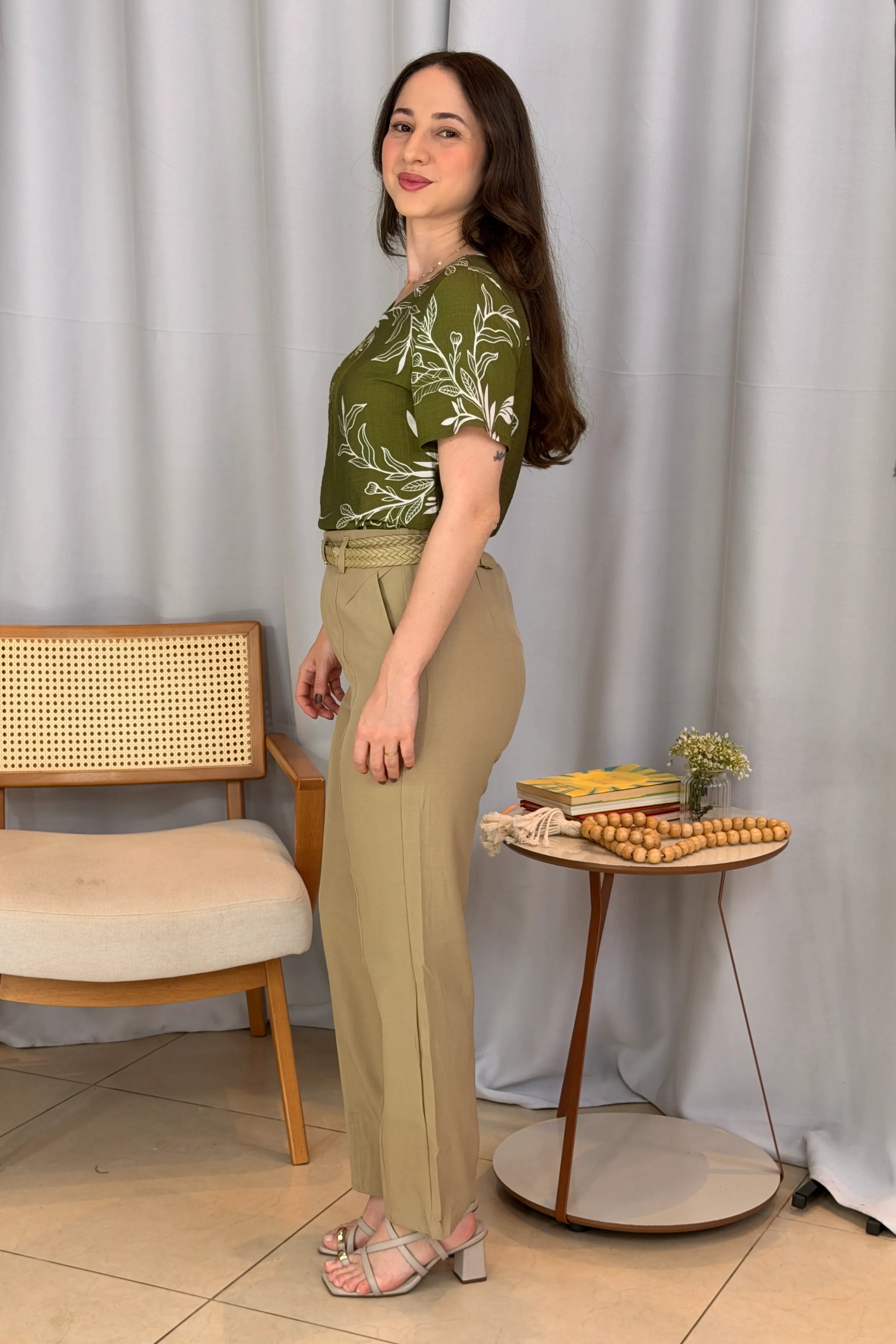 Conjunto: Blusa Manga Curta Visco Brise Telma Estampa Folhagem Verde + Calça Alfaiataria Corte Reto Friso e Cós Infinito Bianca Caqui