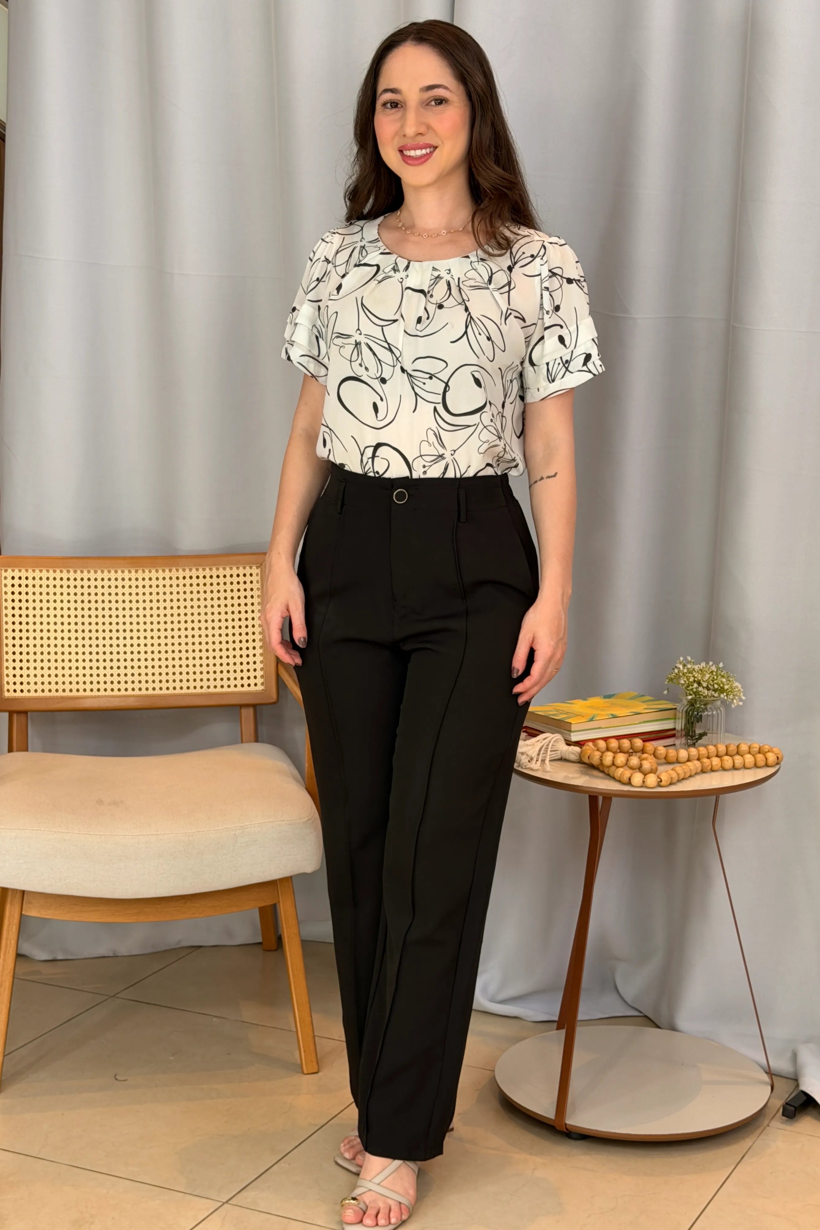Conjunto: Blusa Manga Curta Camadas Olívia Estampada Branca + Calça Pantalona Alfaiataria Botão Encapado Margareth Preta
