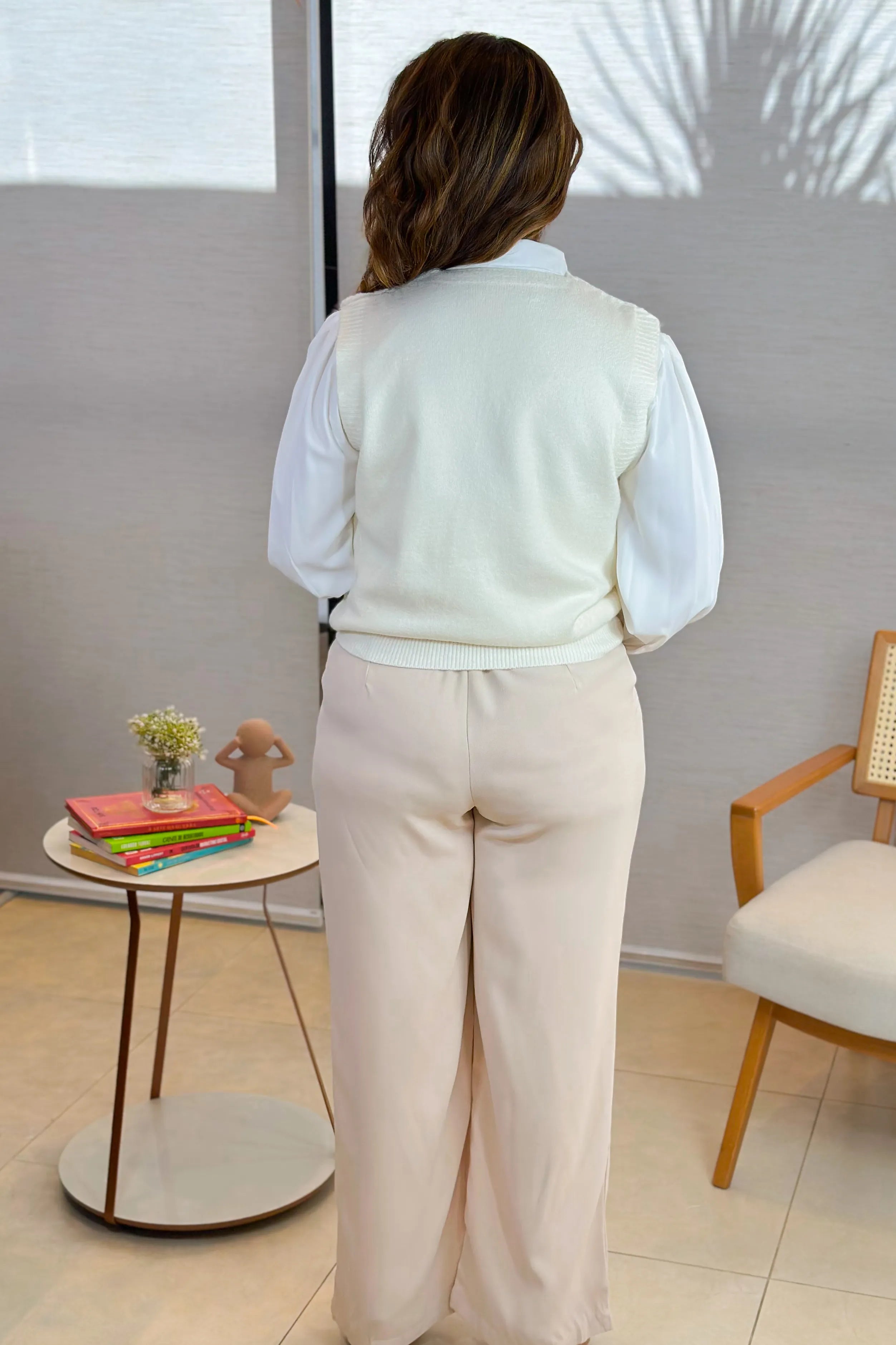 Conjunto: Camisa Manga Longa Lisa Gabriela Branca + Calça Pantalona Alfaiataria Lavínia Bege + Colete Em Tricot Mousse Amelie Bege