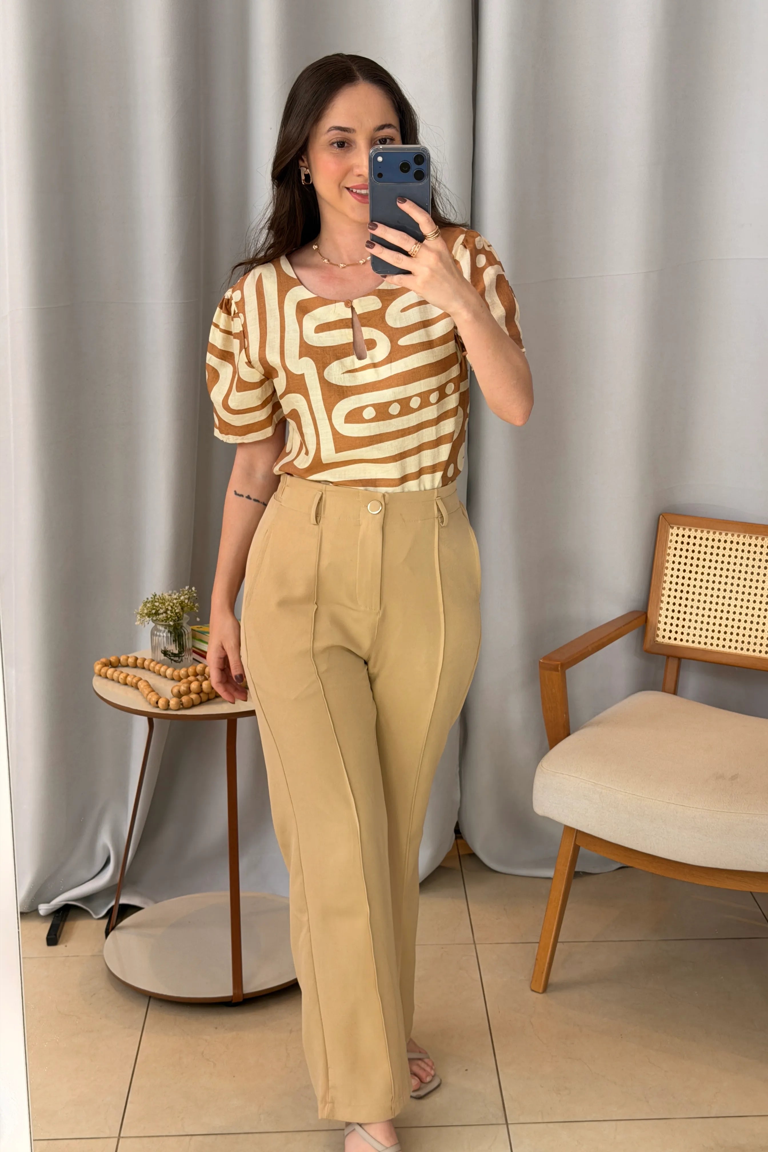 Conjunto: Blusa Manga Curta Detalhe Decote Visco Brise Mel Estampada Bege +  Calça Pantalona Alfaiataria Botão Encapado Margareth Bege